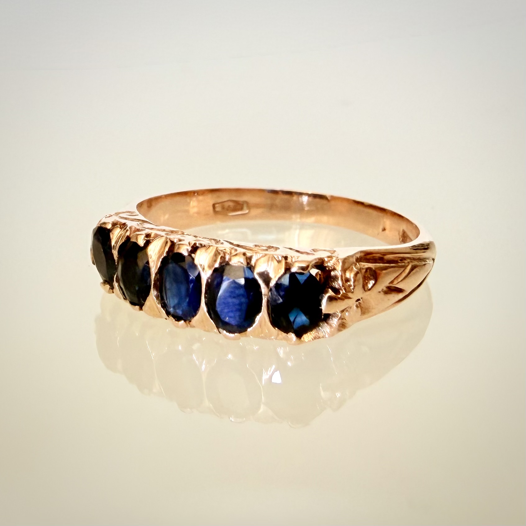 Vintage 12K Kultainen Safiirisormus 0,45 ct – 5 luonnonsafiiria