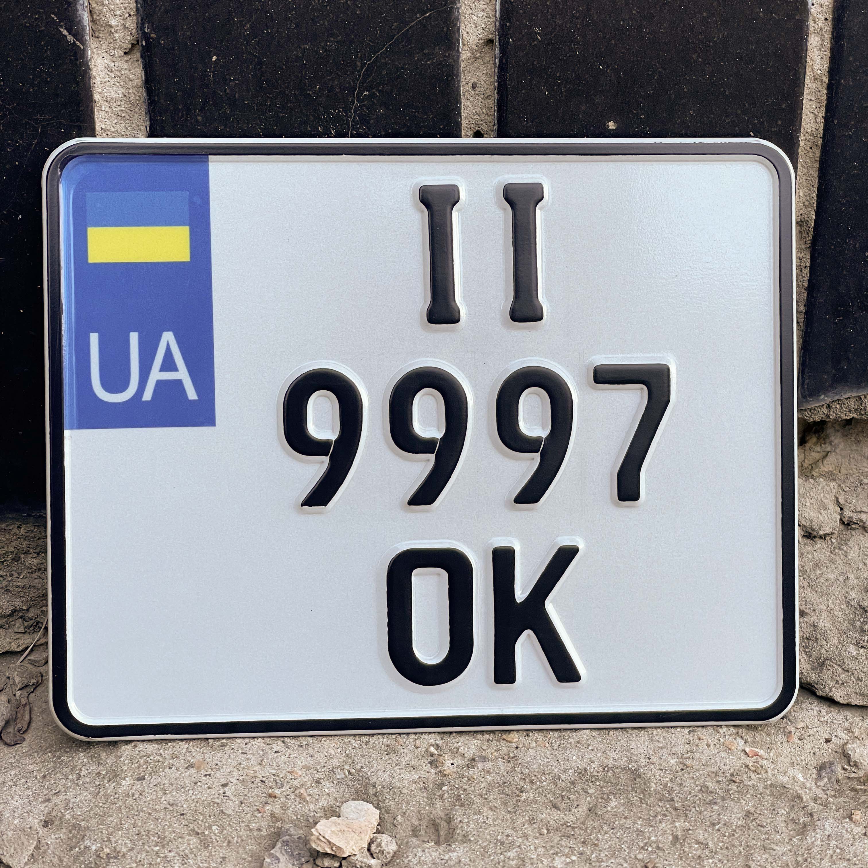 Сувенірний номер на мотоцикл з нестандартним шрифтом
