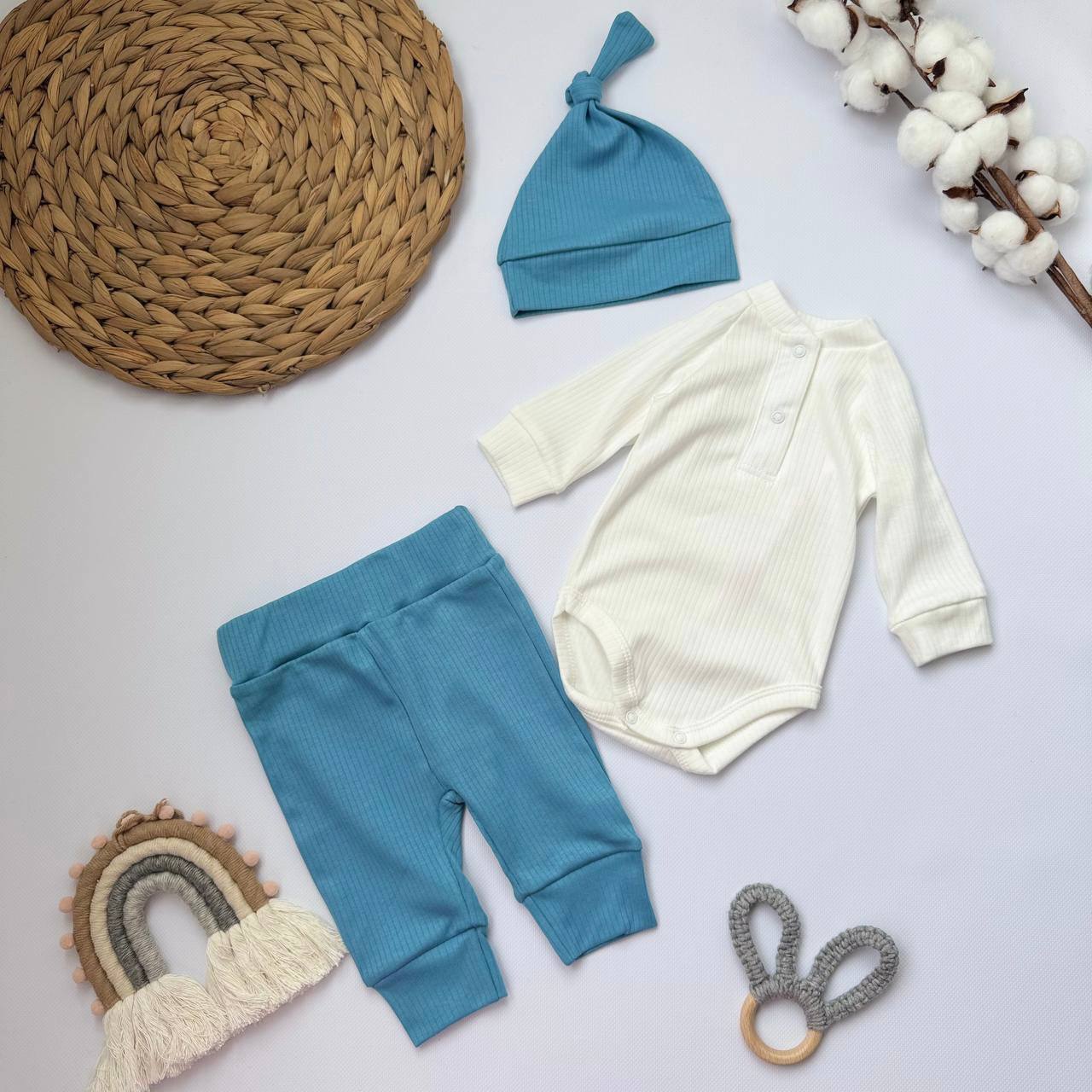 Комплект для новонародженого: боді + штанці + шапочка-вузлик