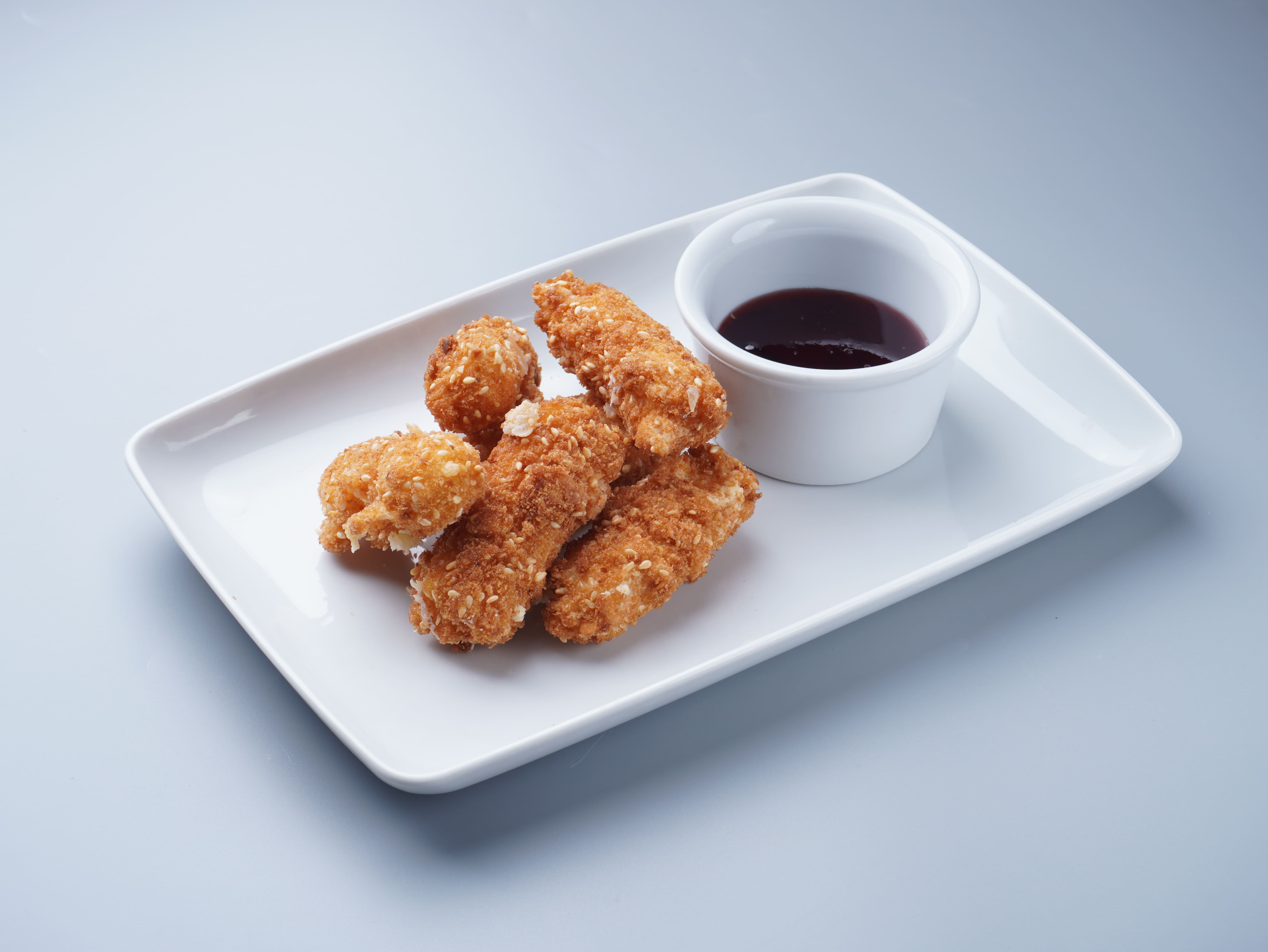 Сирні палички в паніровці з журавлиним соусом (100 грам)