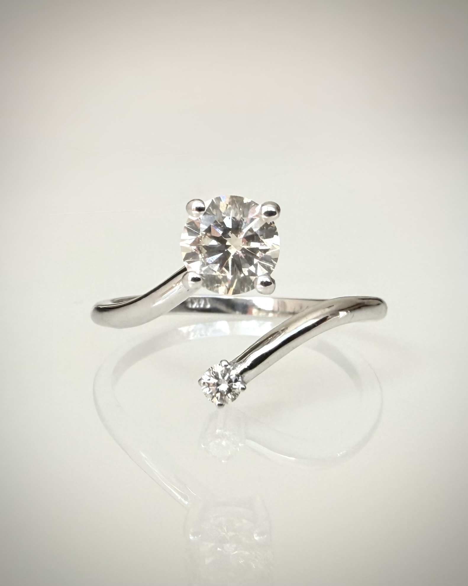 14K Valkokultainen Luonnontimanttisormus 0,76 ct