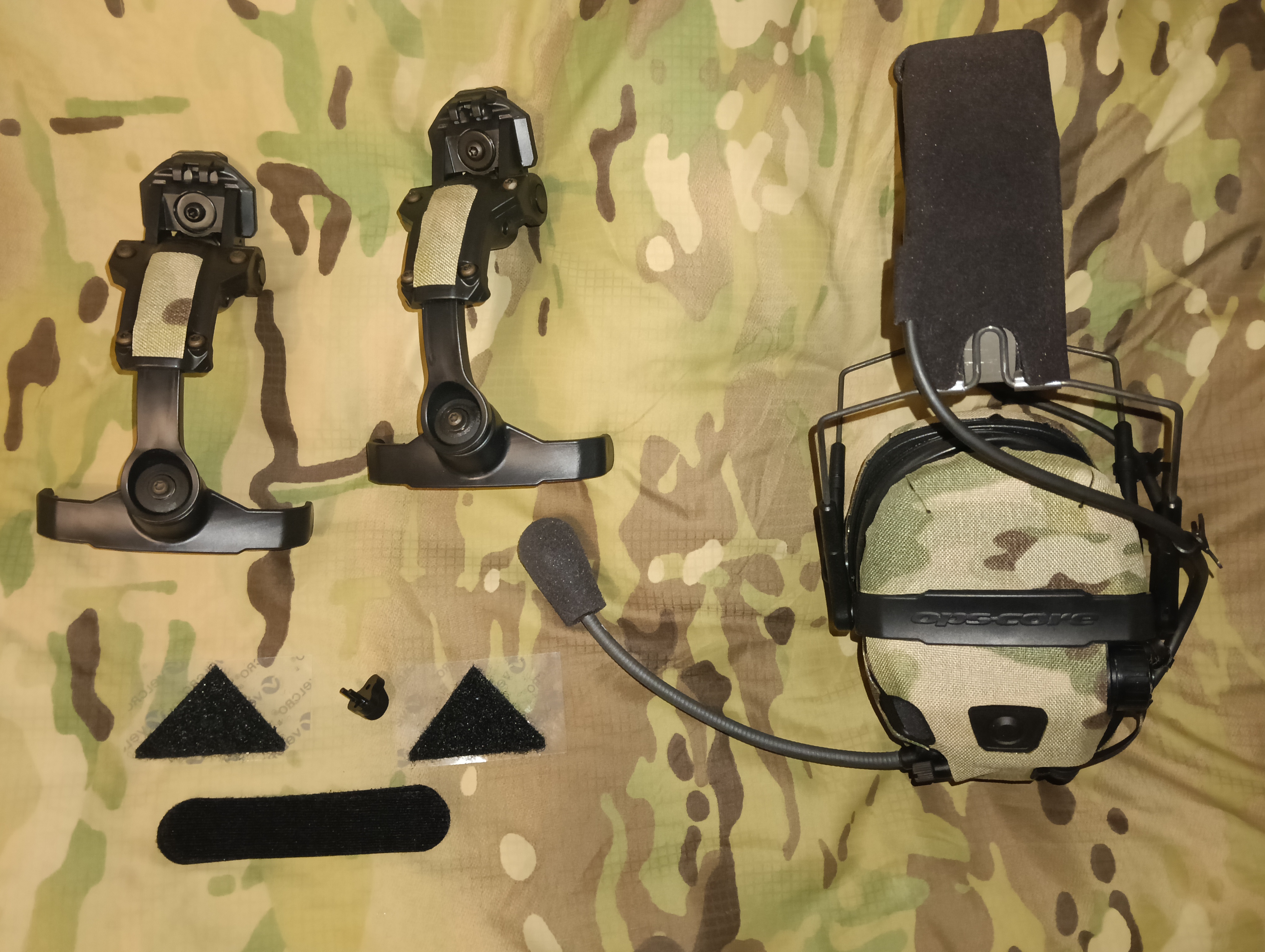 Оригінальна сучасна високоякісна тактична активна гарнітура "OPS-CORE AMP COMUNICATION HEADSETS CONECTORIZED" від американського преміум бренду "OPS-CORE" + оригінальні адаптери кріплення на шолом від "OPS-CORE".