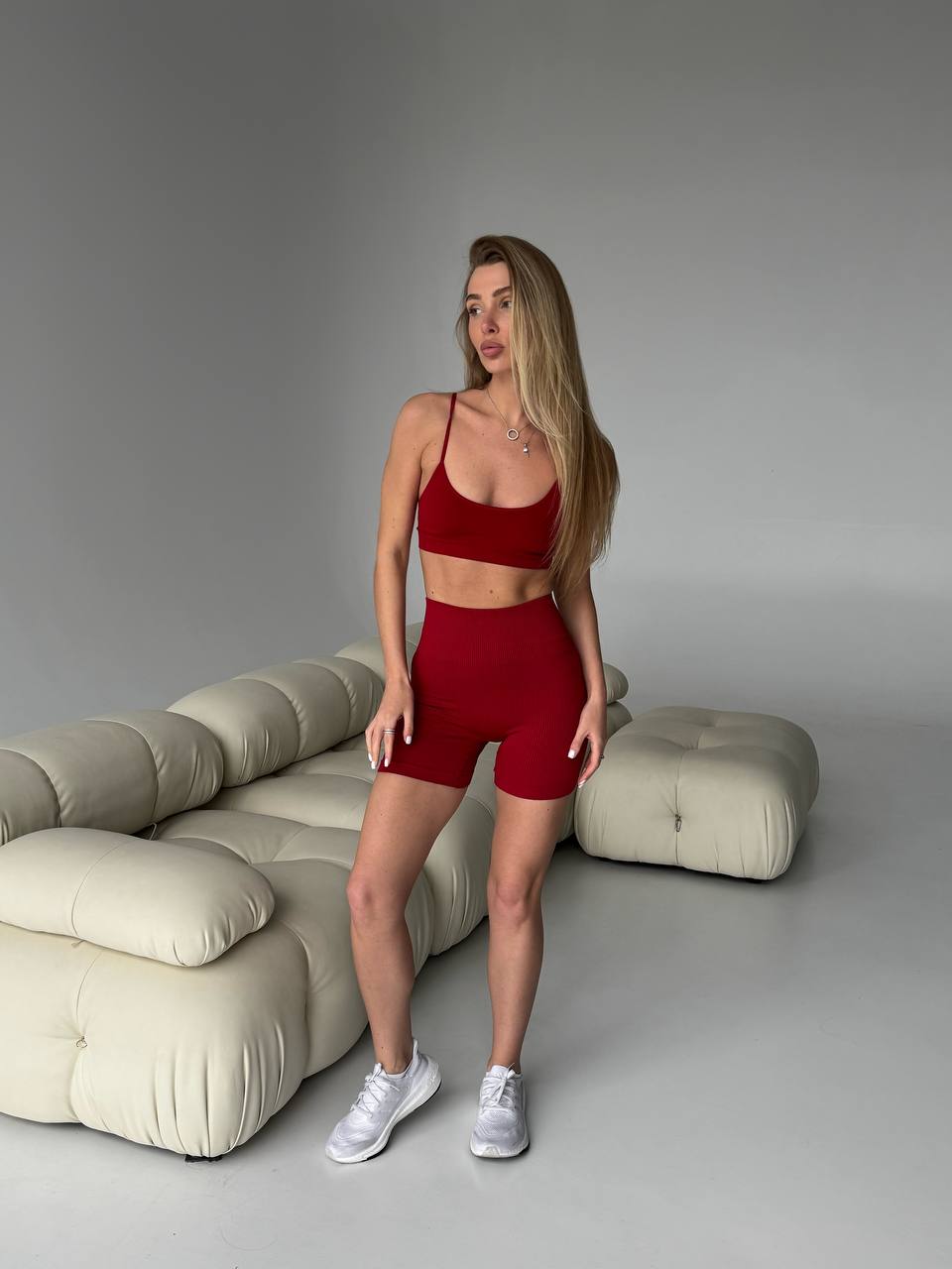 Комплект топ на тонких бретелях та велосипедки укорочені із Пуш ап в рубчикв винному кольорі