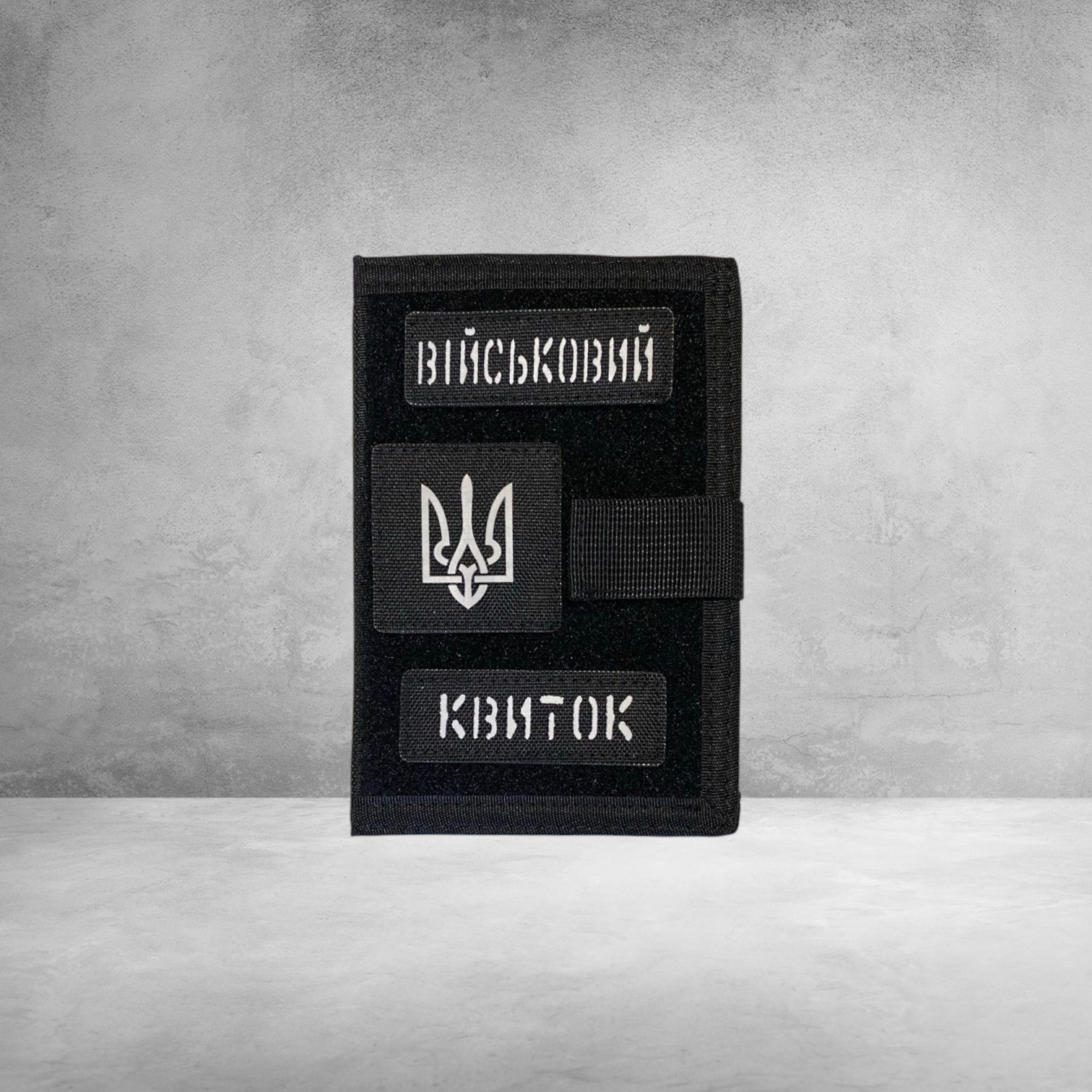 Тактична обкладинка на військовий квиток з патчами та слотами — чорна