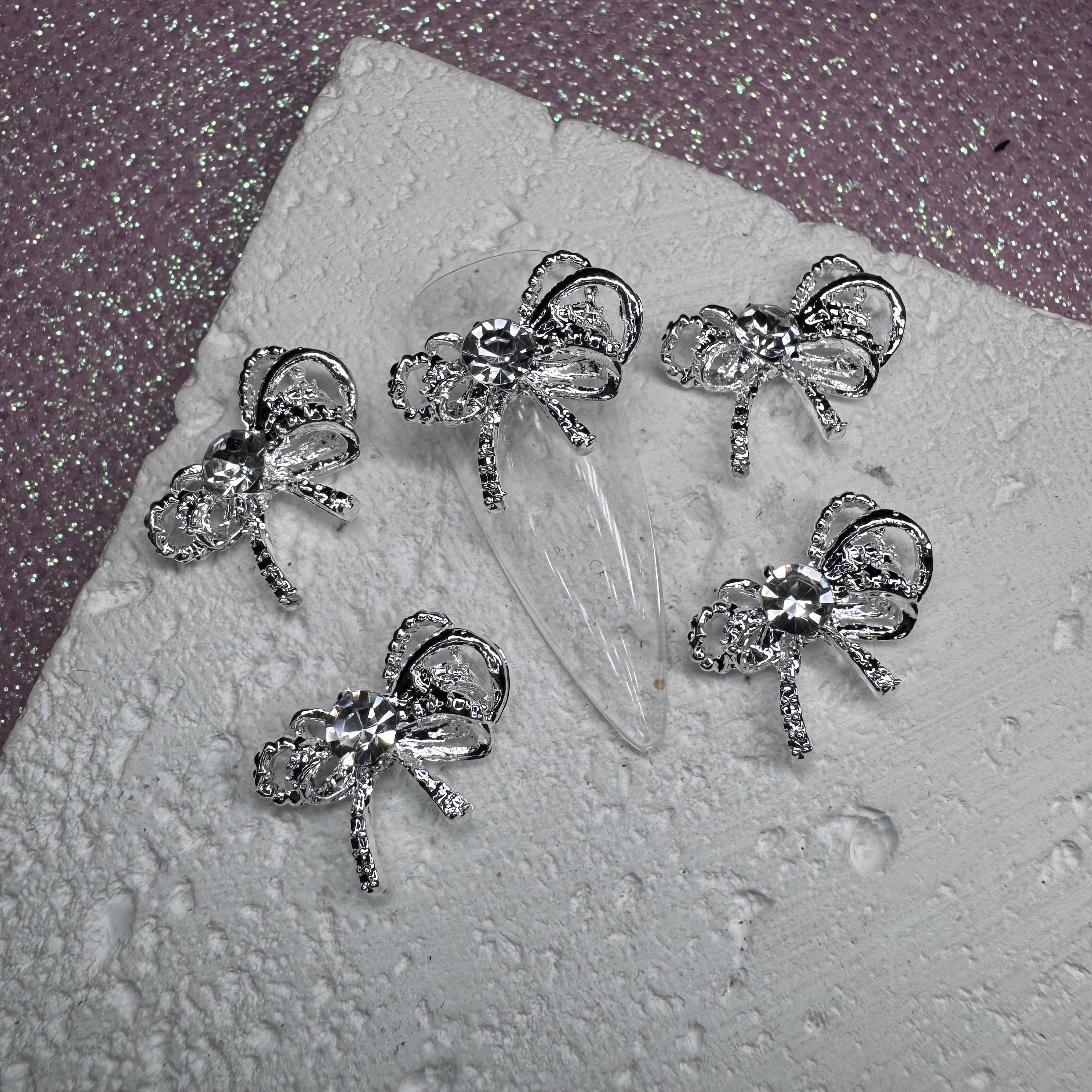 Фігурка для нігтів "Бантик з камінчиком"