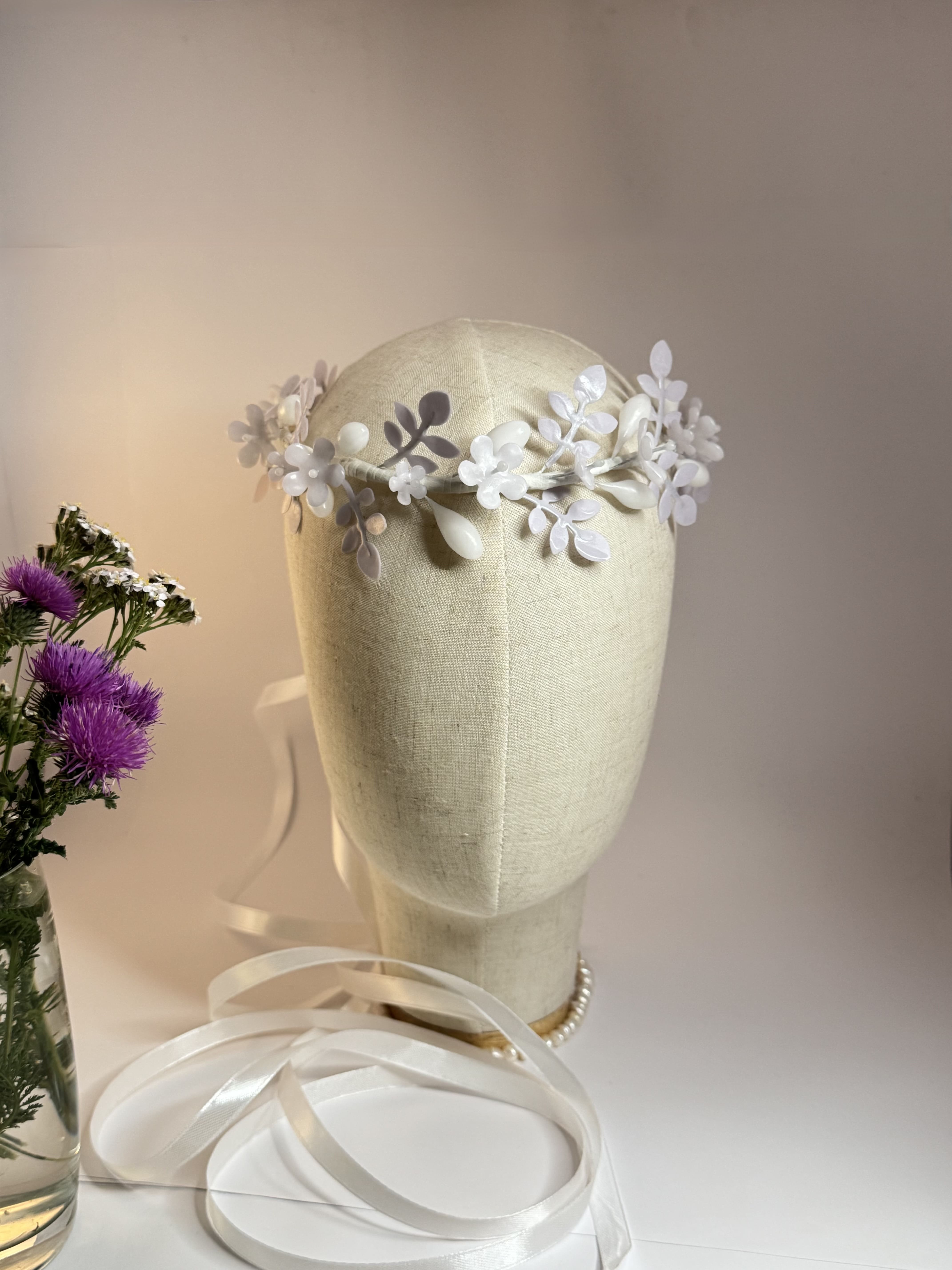 Білий восковий віночок з квітами та листочками