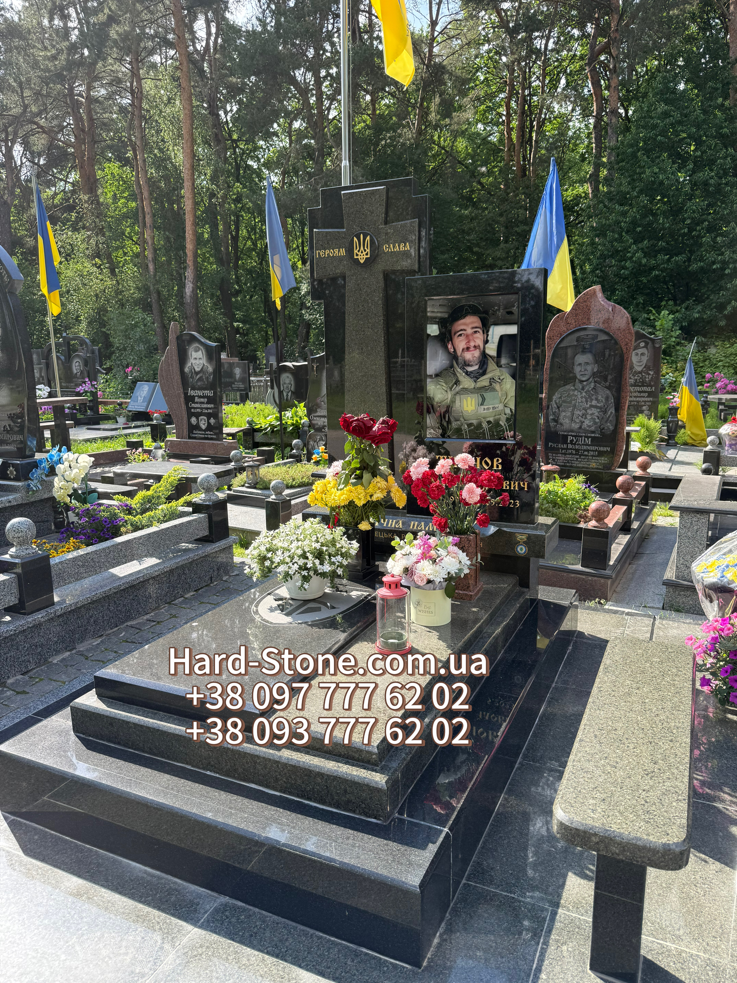 Пам'ятник військовому "Козацький Хрест"