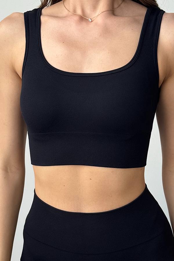 Комплект топ та велосипедки без Пуш ап у дрібний фактурний рубчик в чорному кольорі