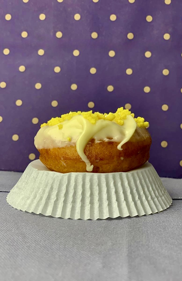 Сирна пампушка в шоколаді з лимоном та меренгою