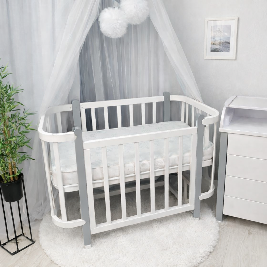 Ліжечко Престиж опускний бортик з матрасом, маятником та колесами біле-сірий