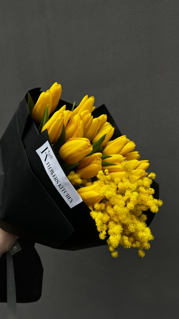 21 жовтий тюльпан з мімозою