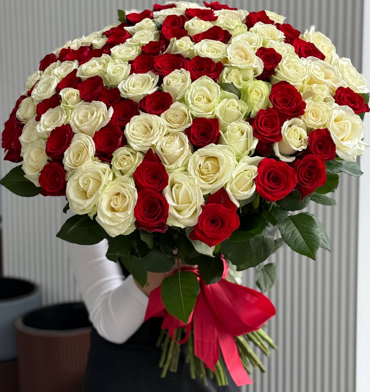 Букет із червоно білих троянд