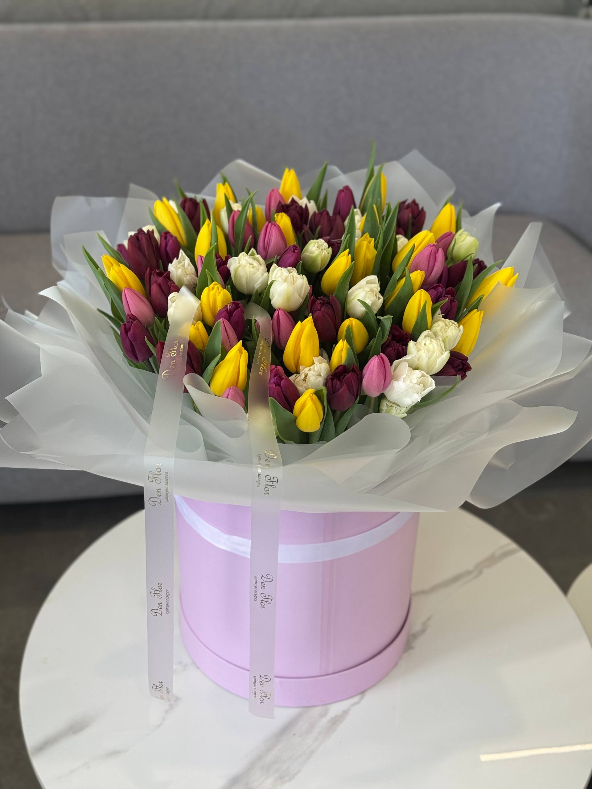 Композиція з міксованих тюльпанів