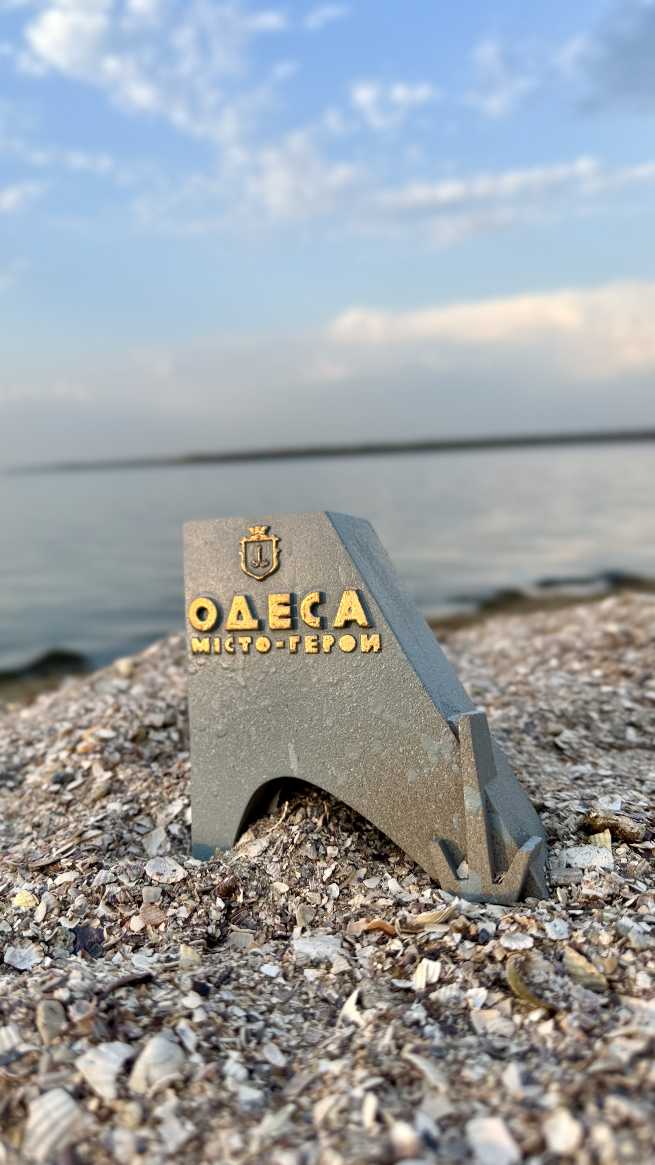 стела Одеса фарбована (блакітна-золото)
