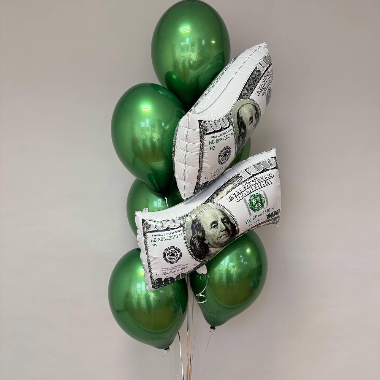 Набір зелених кульок в техніці дабл стаф та фігурки долар