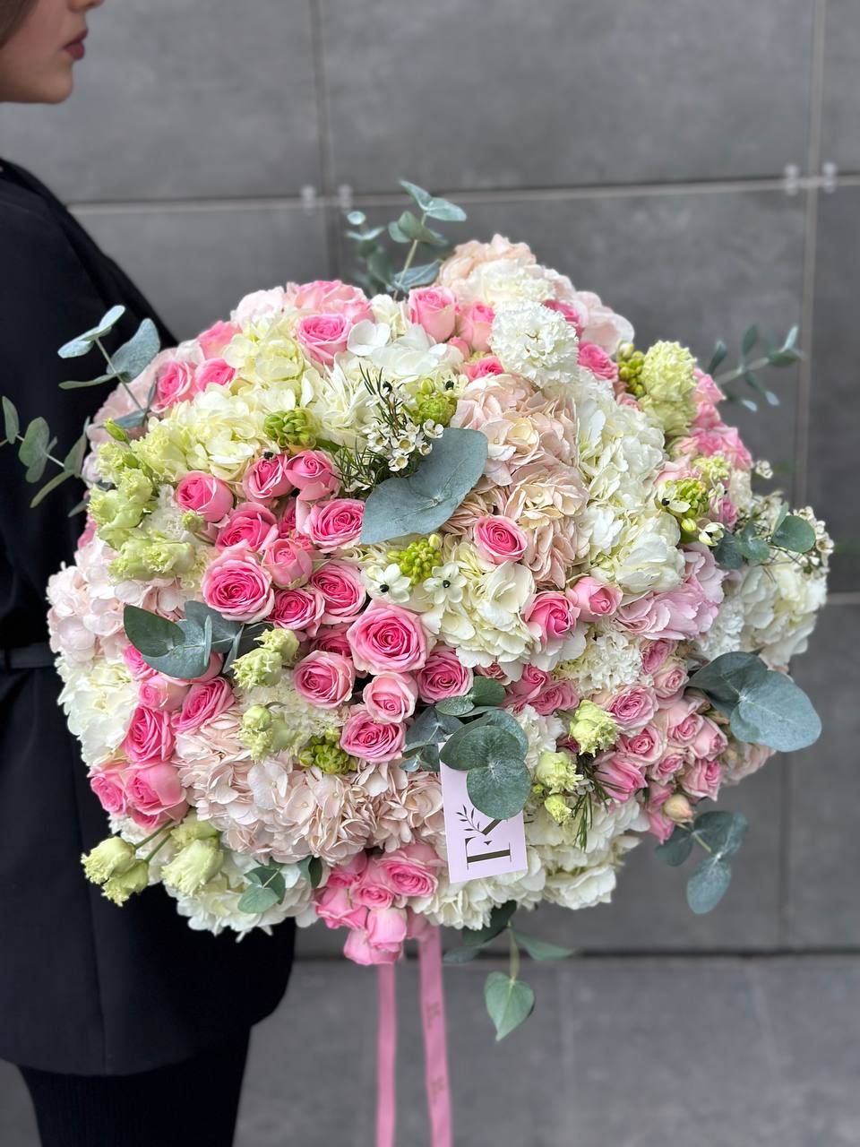 Ніжний мікс із гортензій, кущових троянд та додатків