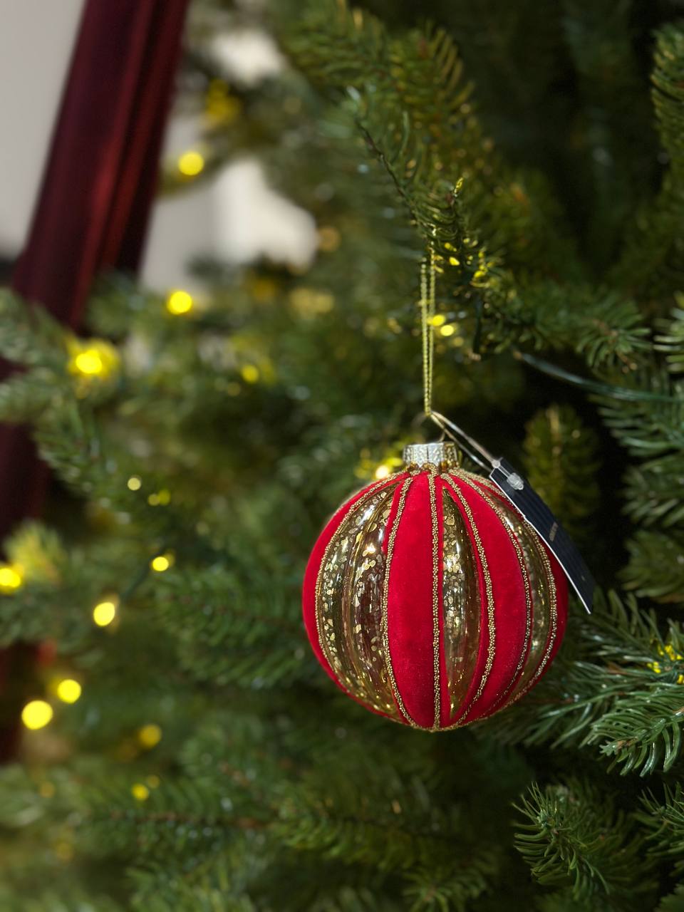 Ялинкова куля "Червоний оксамит" 10 см, колір - червоний з платиною