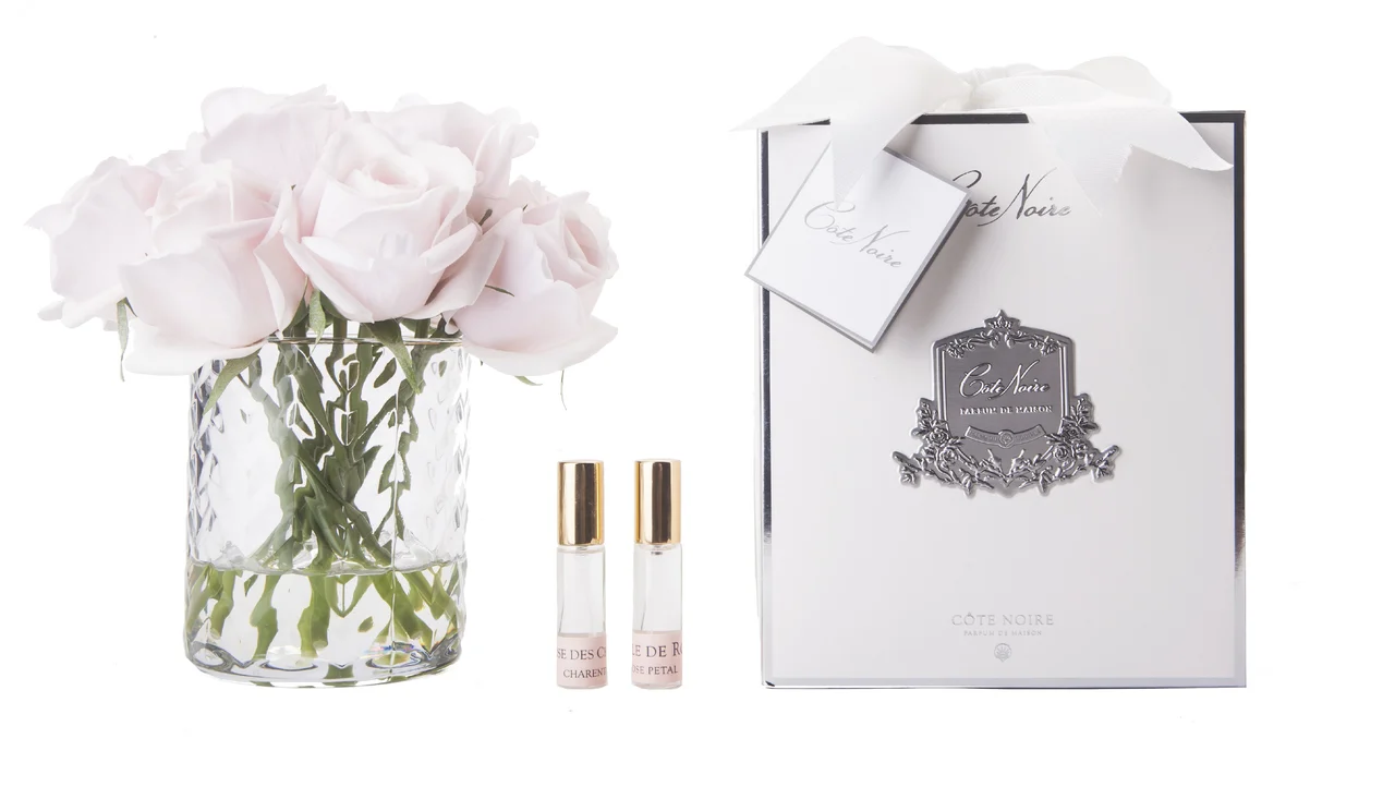 Аромаквіти Cote Noire Herringbone Flower Rose Buds French Pink— букет рожевих троянд у скляній вазі
