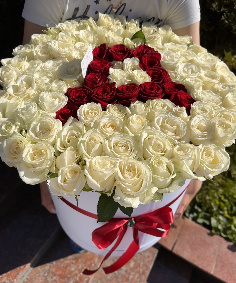 Композиція в коробці з 101 трояндою з викладкою літери "Д"