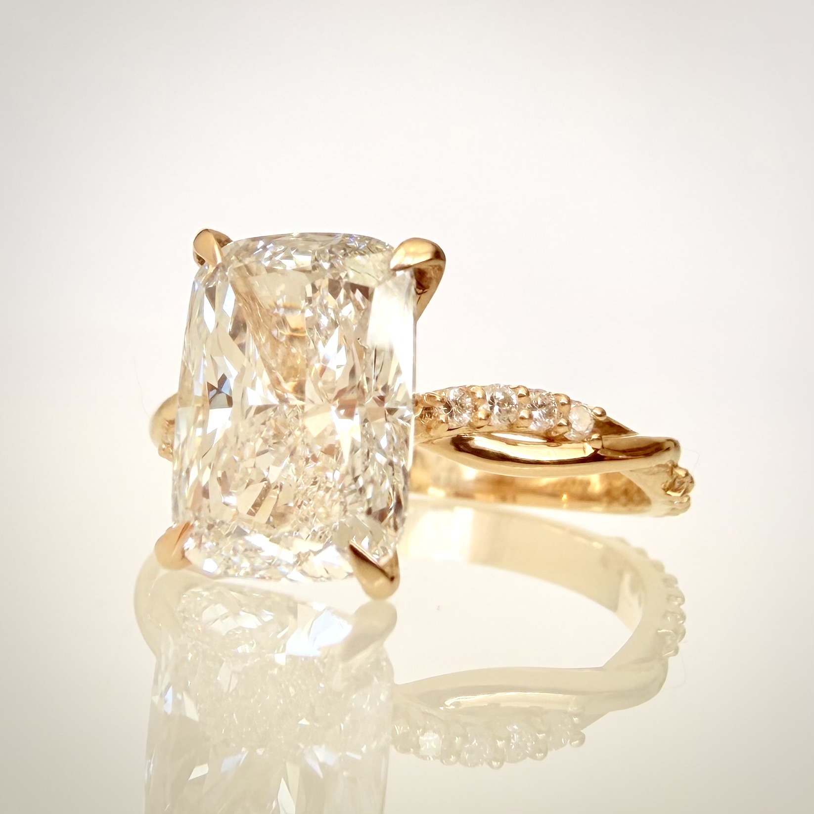 3,21 ct Cushion modified brilliant -timanttisormus 14K keltakultaa