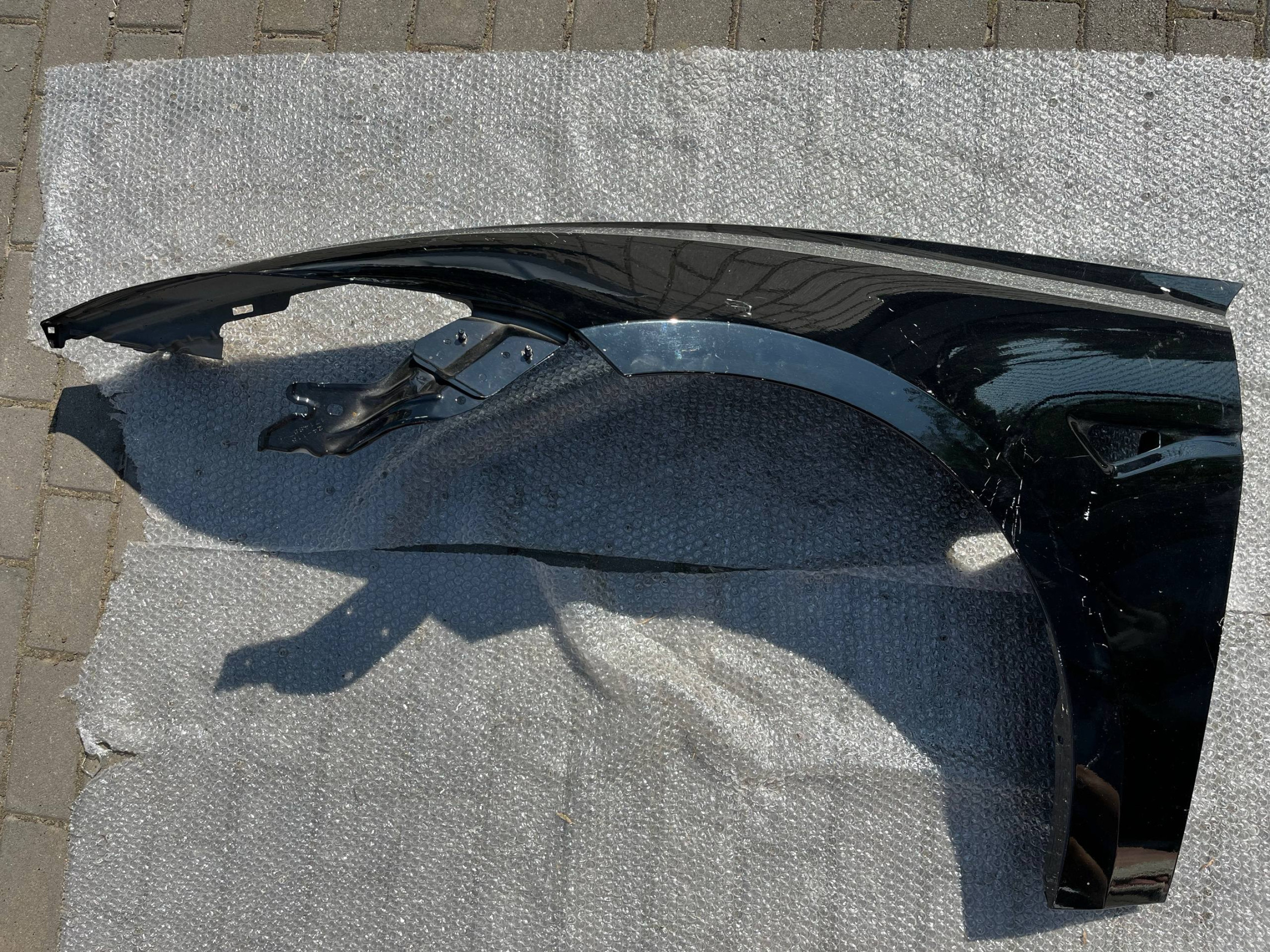 Крило переднє чорне ліве на Tesla M3 HIGHLAND