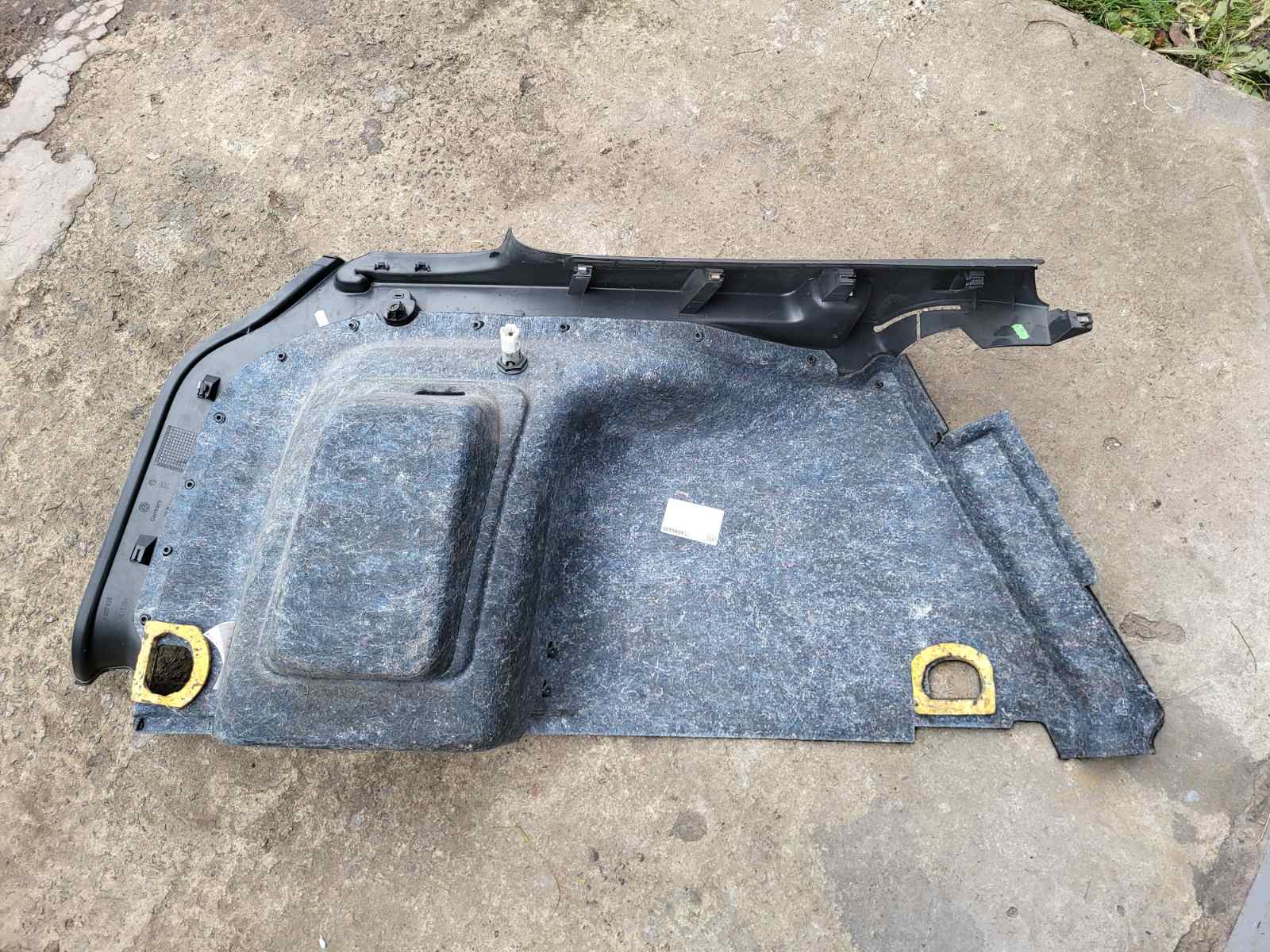 Обшивка арки багажника права Passat B6