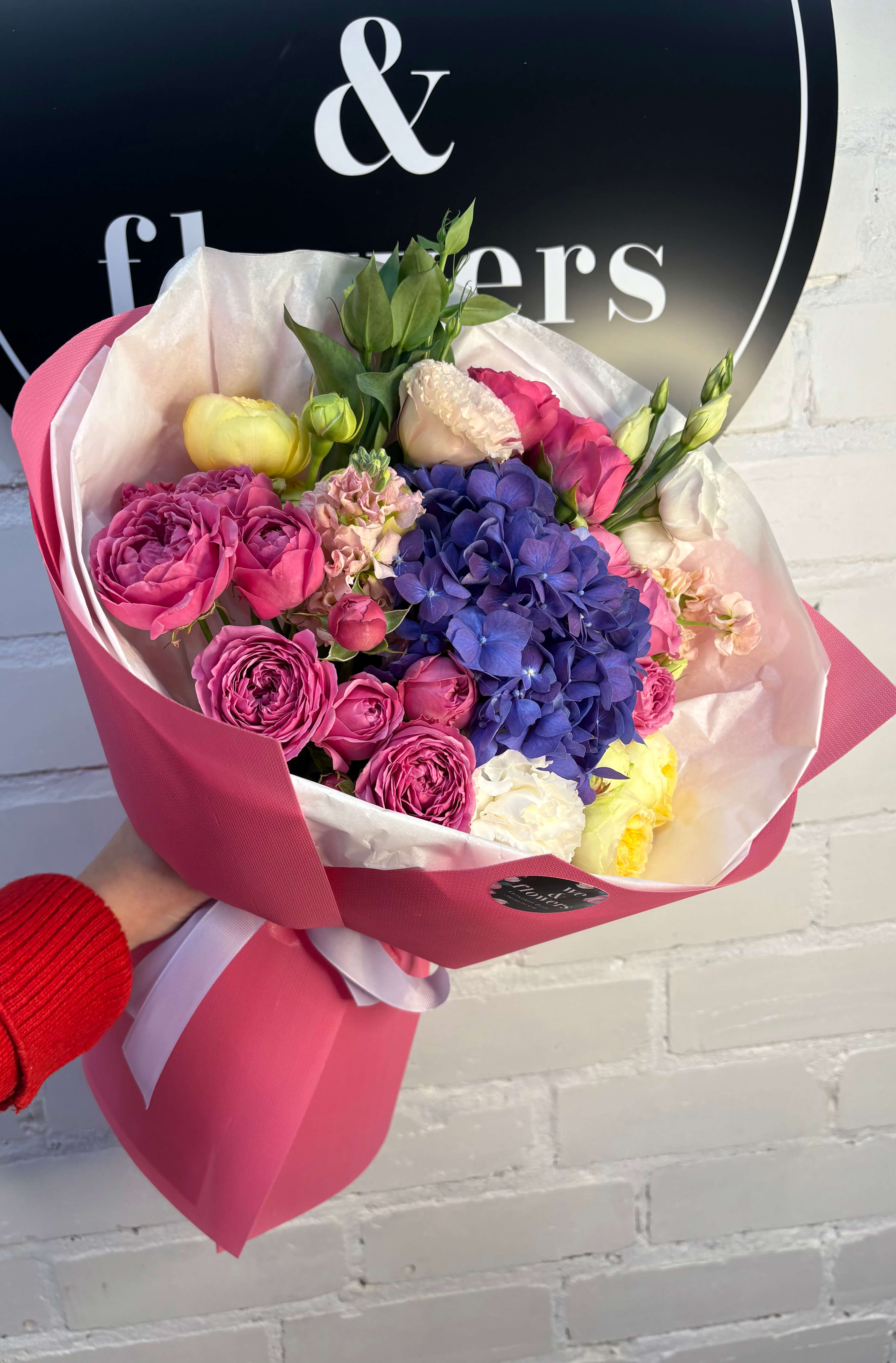 Збірний букет з фіолетовою гортензіює еустомою та трояндами