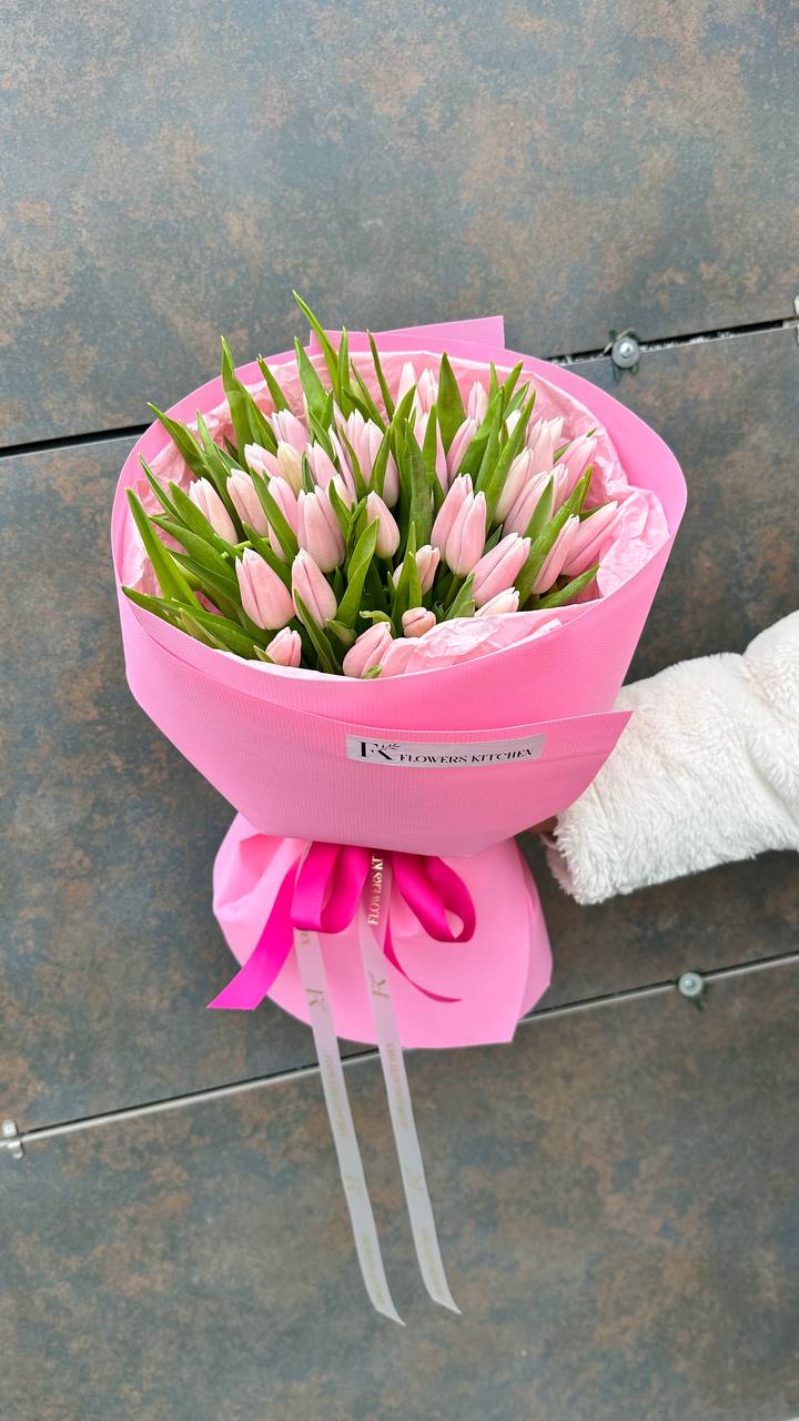 35 рожевих тюльпанів в упакуванні