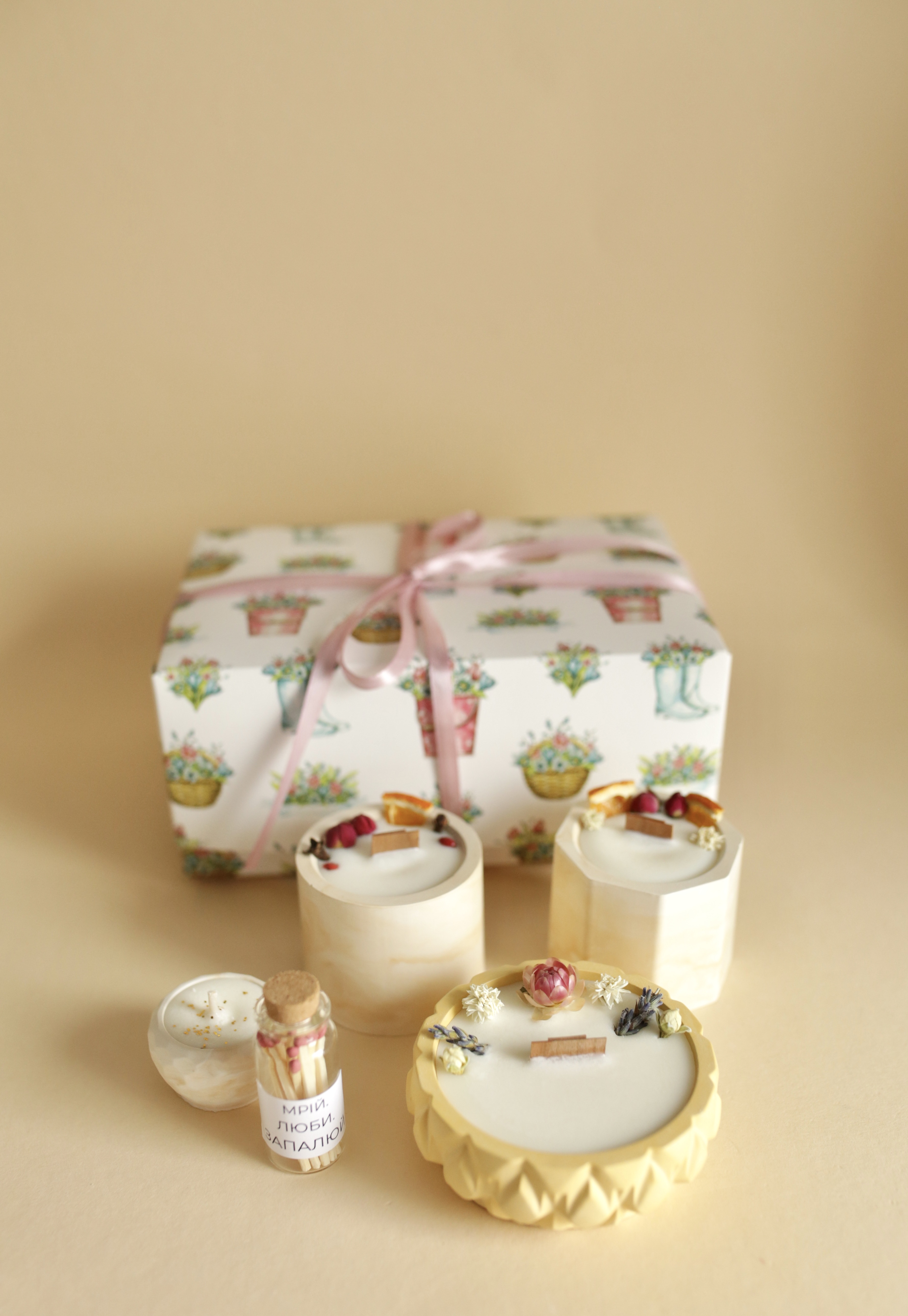 1.бокс № 12-(лимонне меренгове тістечко+карамельний попкорн+затишний дім+сірники для свічок Мрій.Люби.Запалюй)