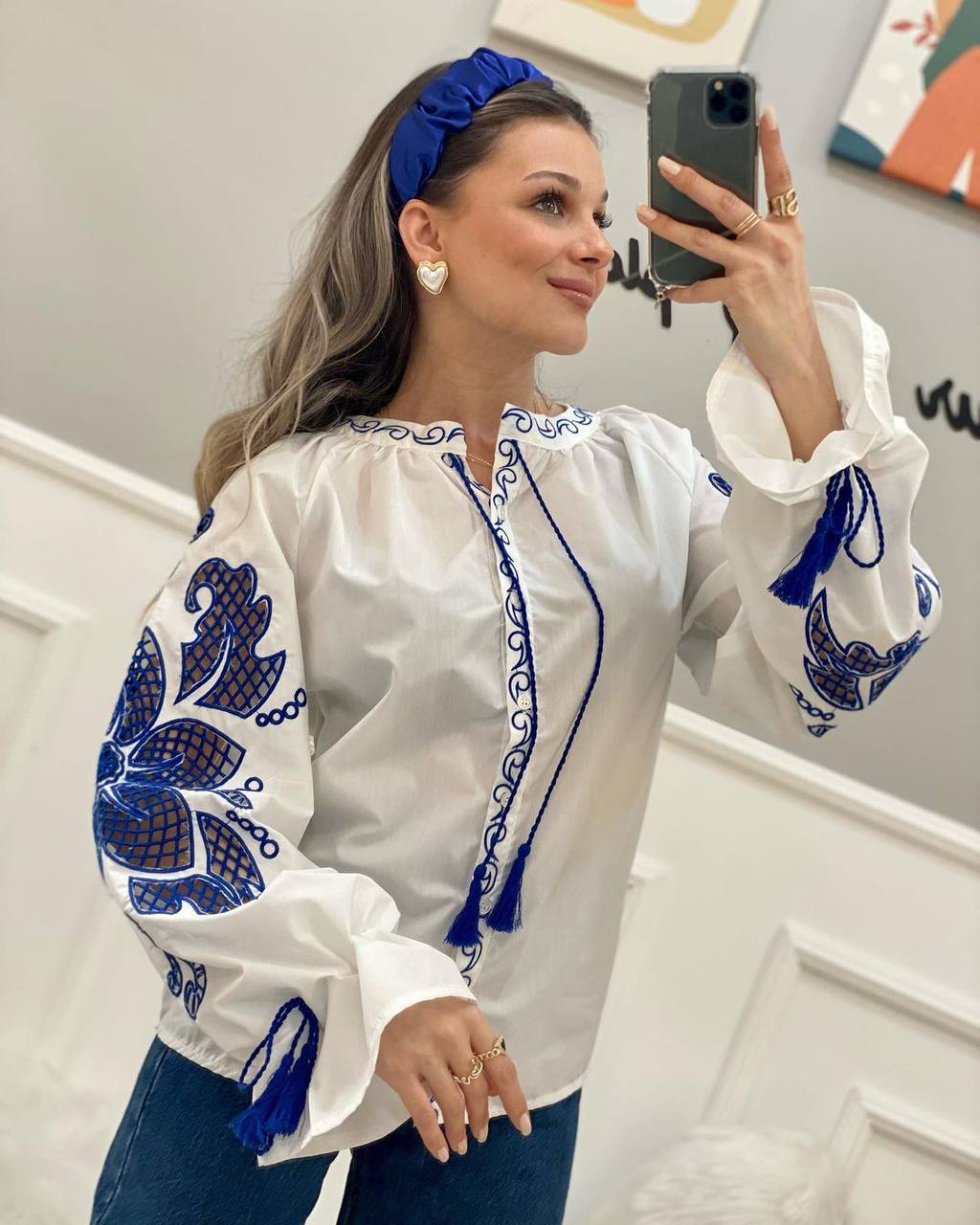 Вишиванка з синіми вставками