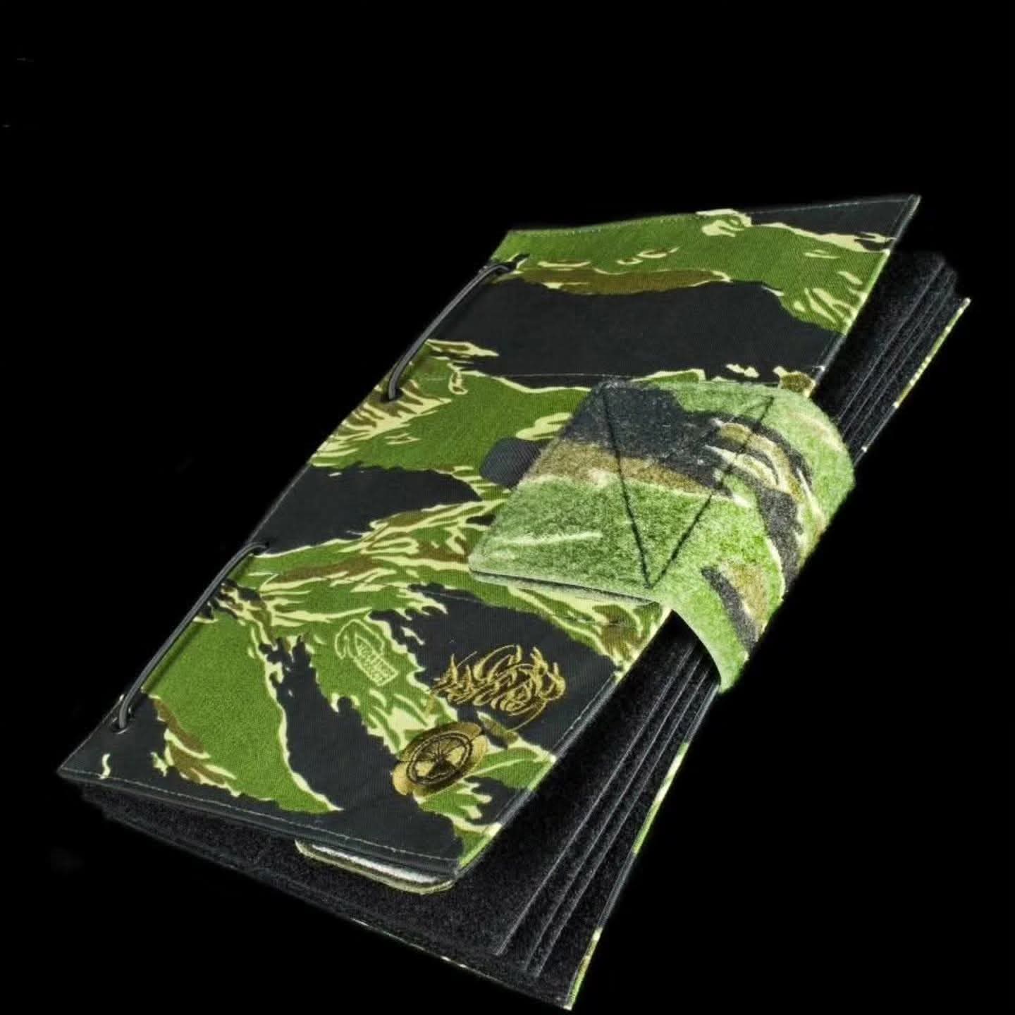 Блокнот для патчів "PATCH BOOK TIGER STRIPE" від колаби брендів "MALVA AMMUNITION" та "UKRPATCHER."
