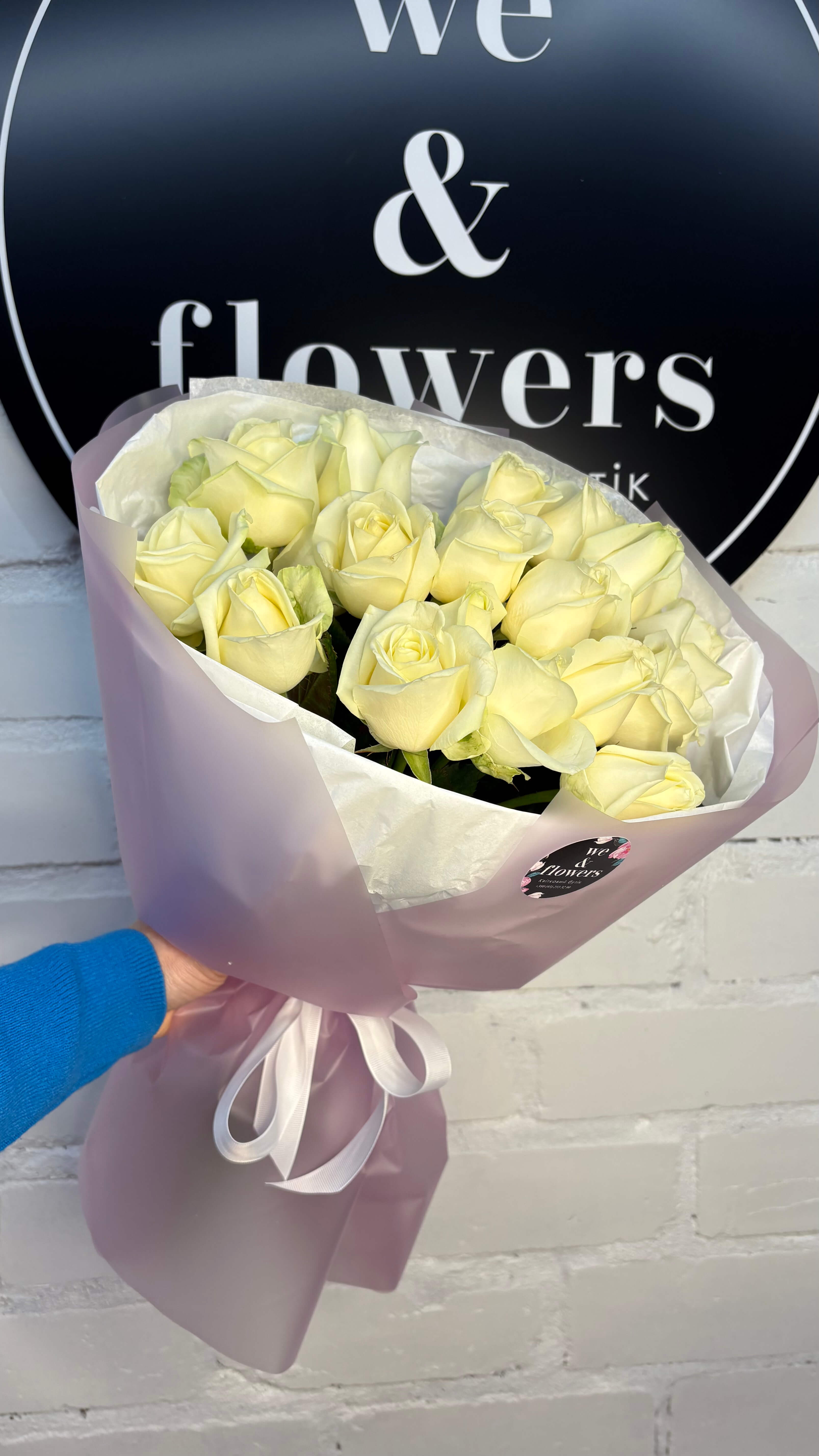 Букет білих троянд