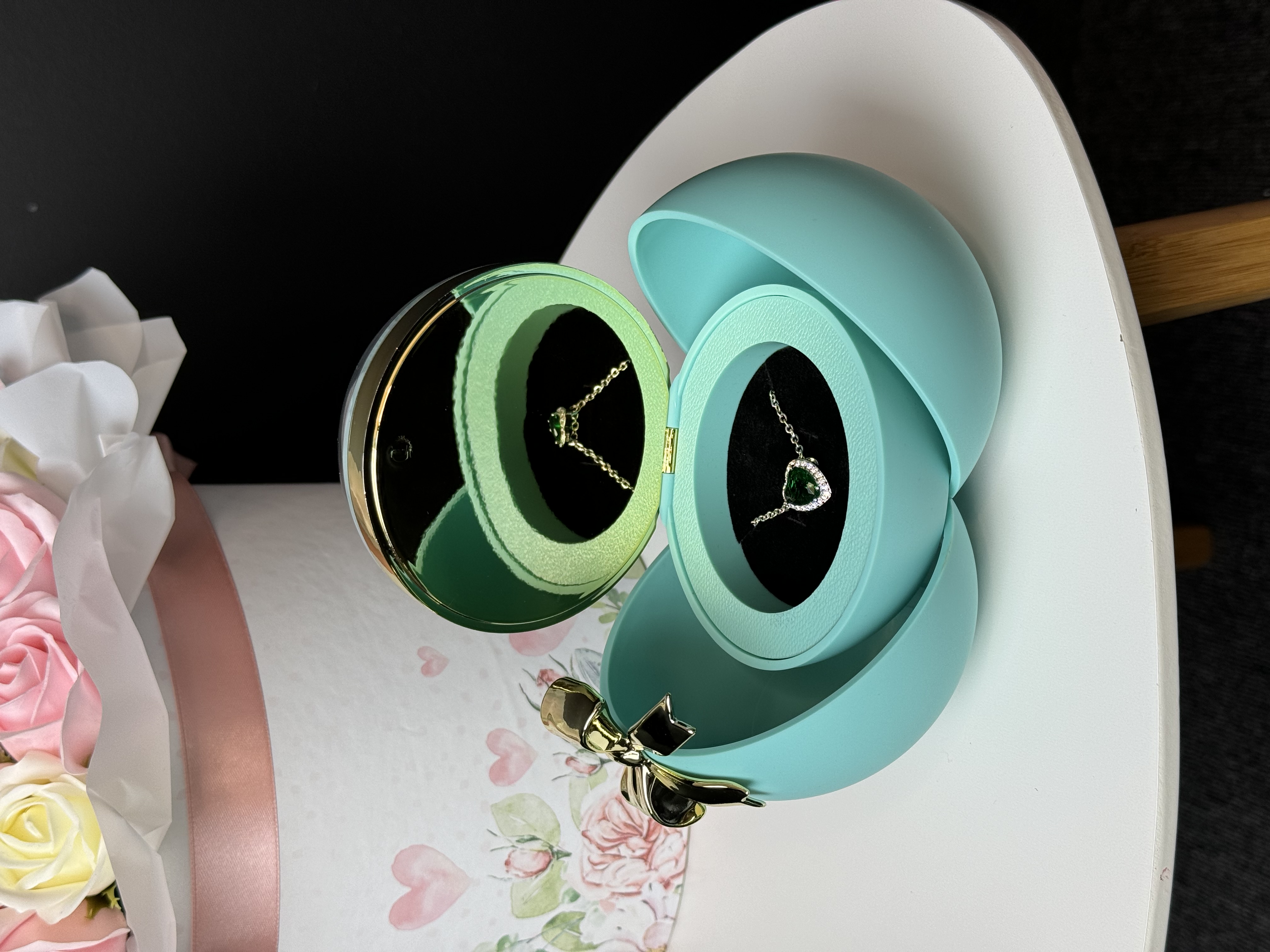 Бірюзова скриня-куля