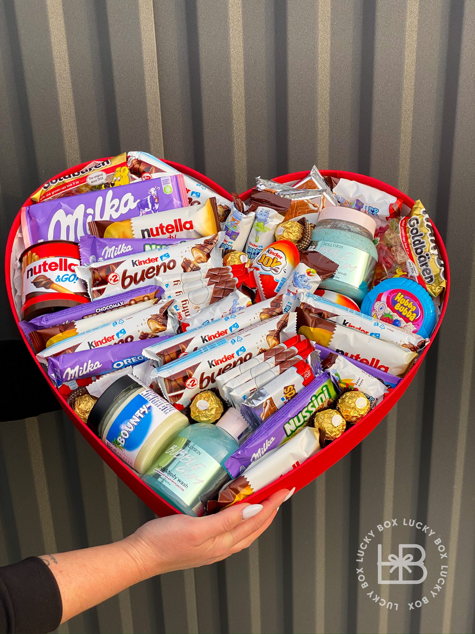 Серце з косметикою та солодощами