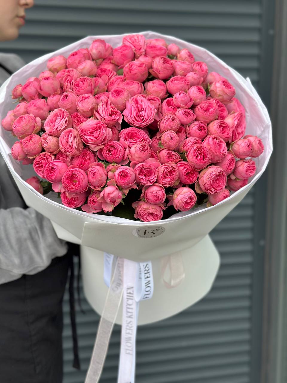 Моно букет з кущової піоновидної троянди