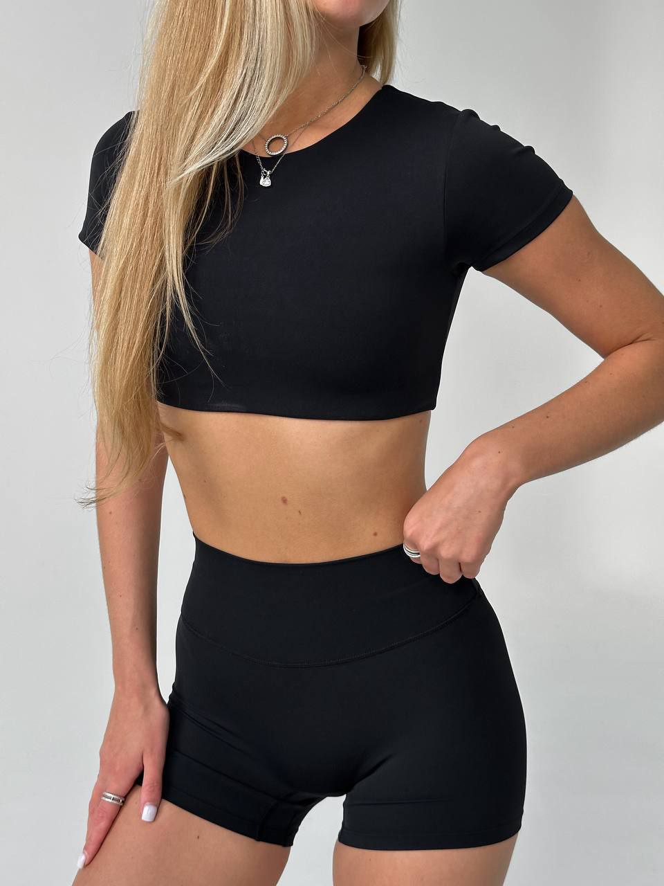Комплект Premium якості  Вело-шорти шовні без пуш ап єфекту та Кроп топ футболка з чашками в чорному кольорі