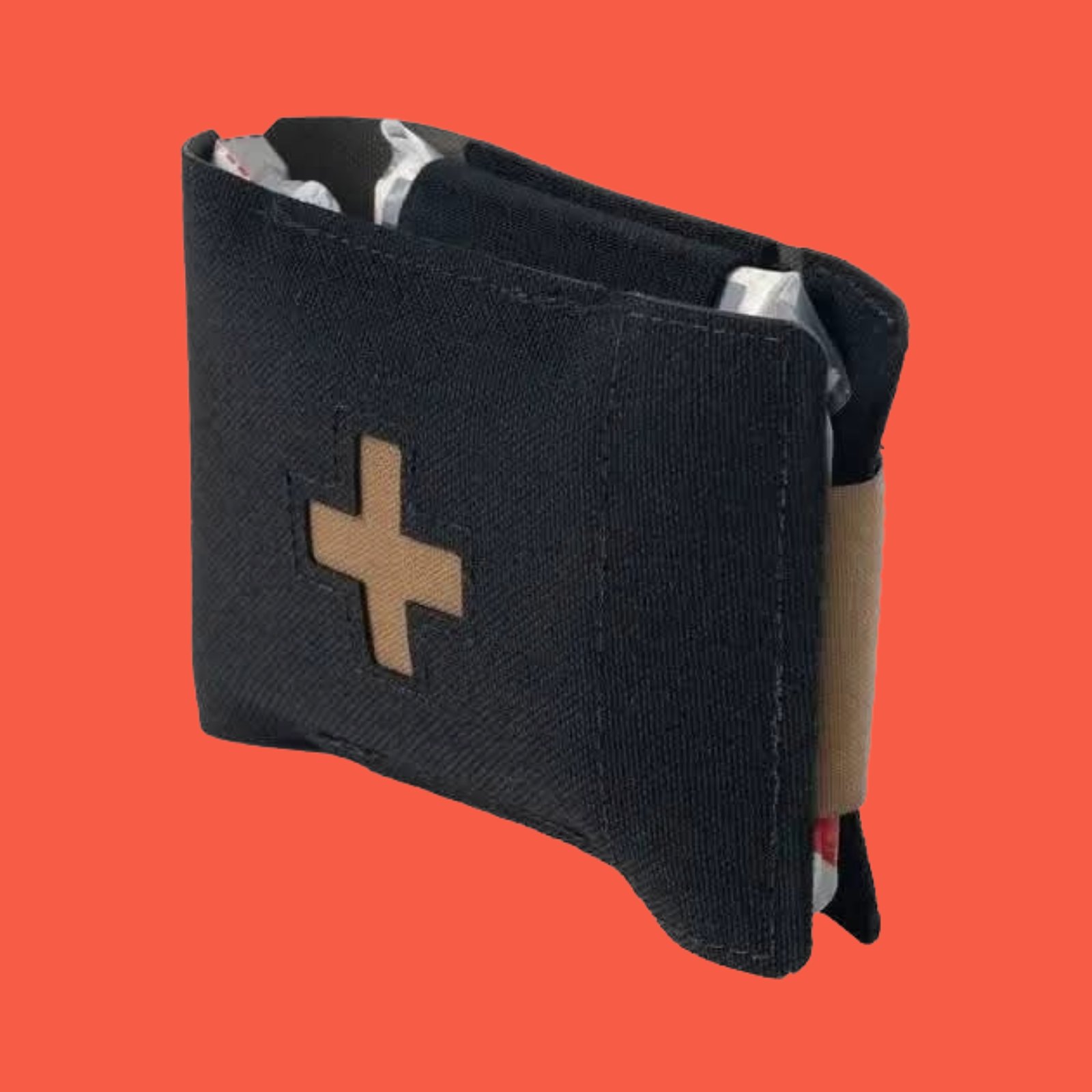 Компактна кишенькова EDC-аптечка в форм-факторі гаманьця "NAR EDC Wallet Kit w/ Wound Packing Gauze" від американського преміум бренду "North American Rescue".