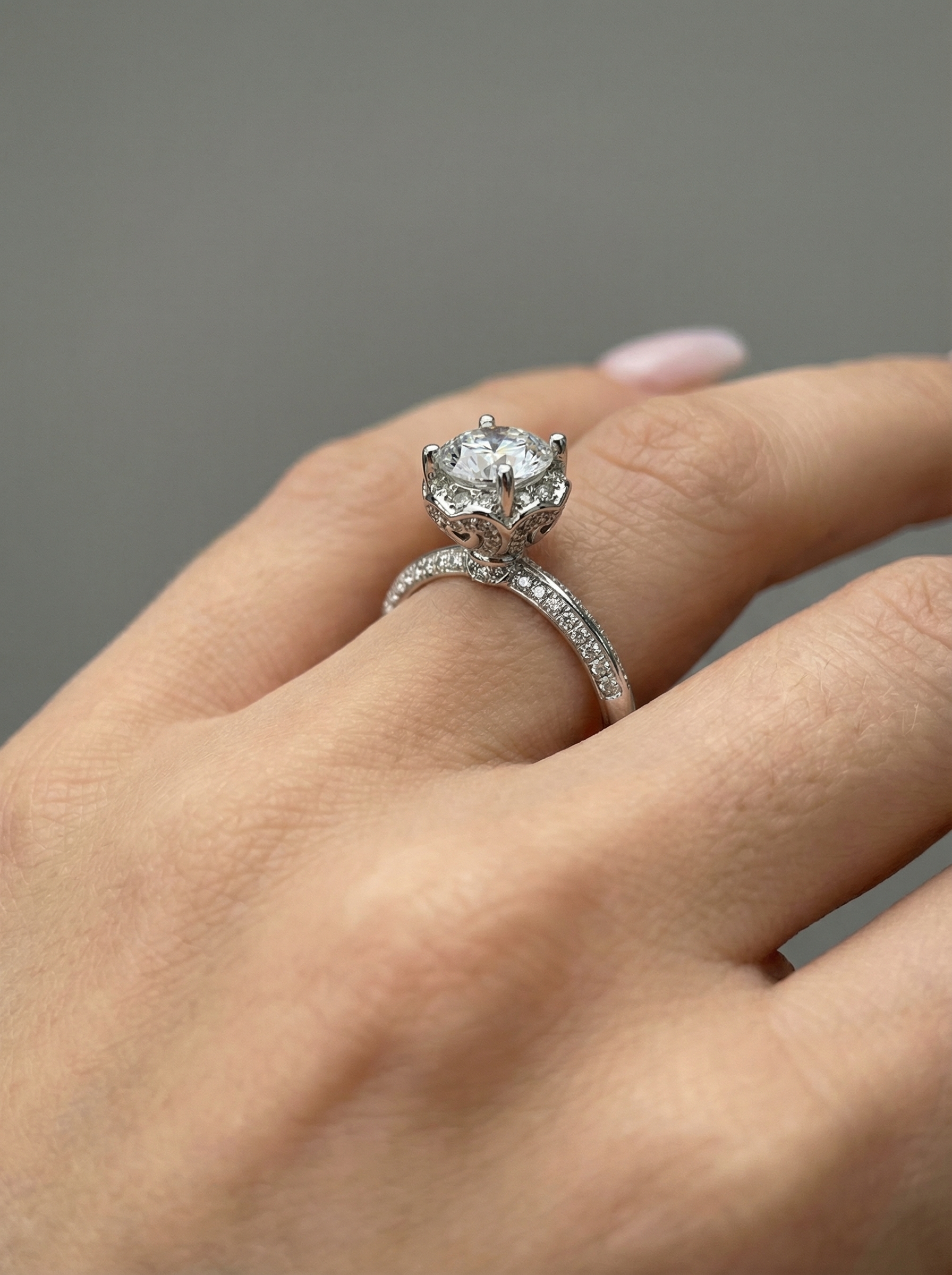 Каблучка з фіанітами та великим мусанітом