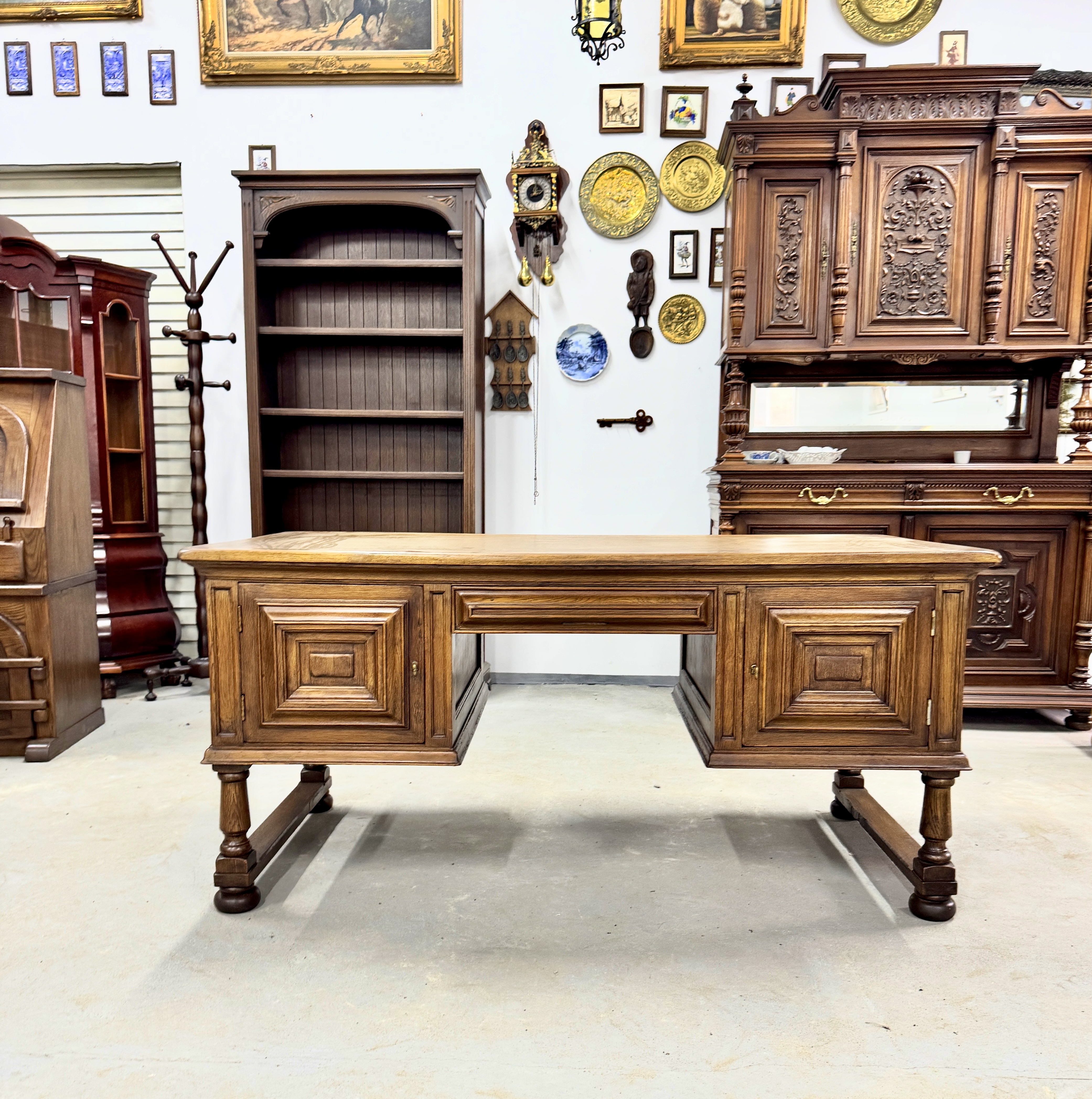 Двосторонній класичний кабінетний стіл