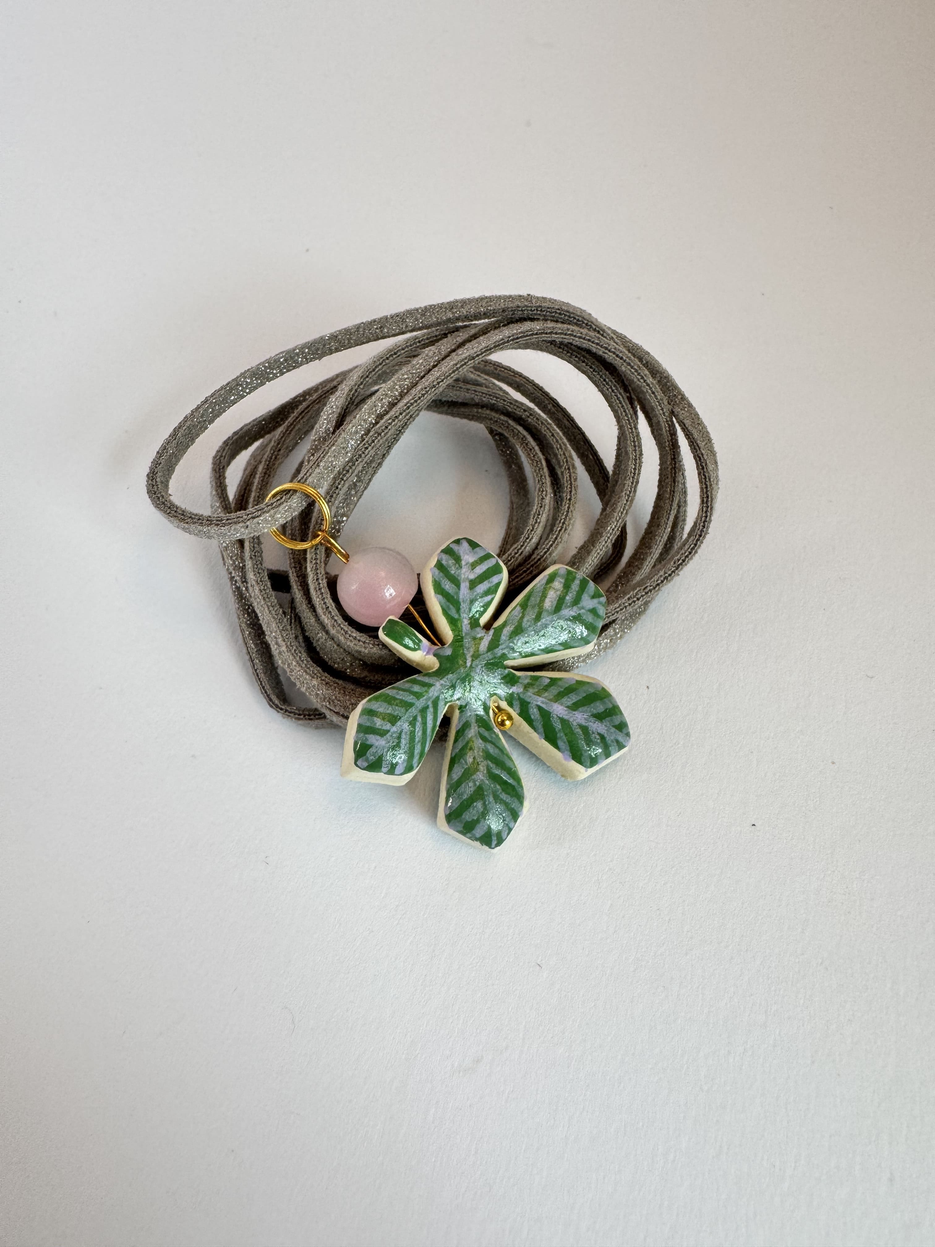 Підвіска на шию каштановий листок