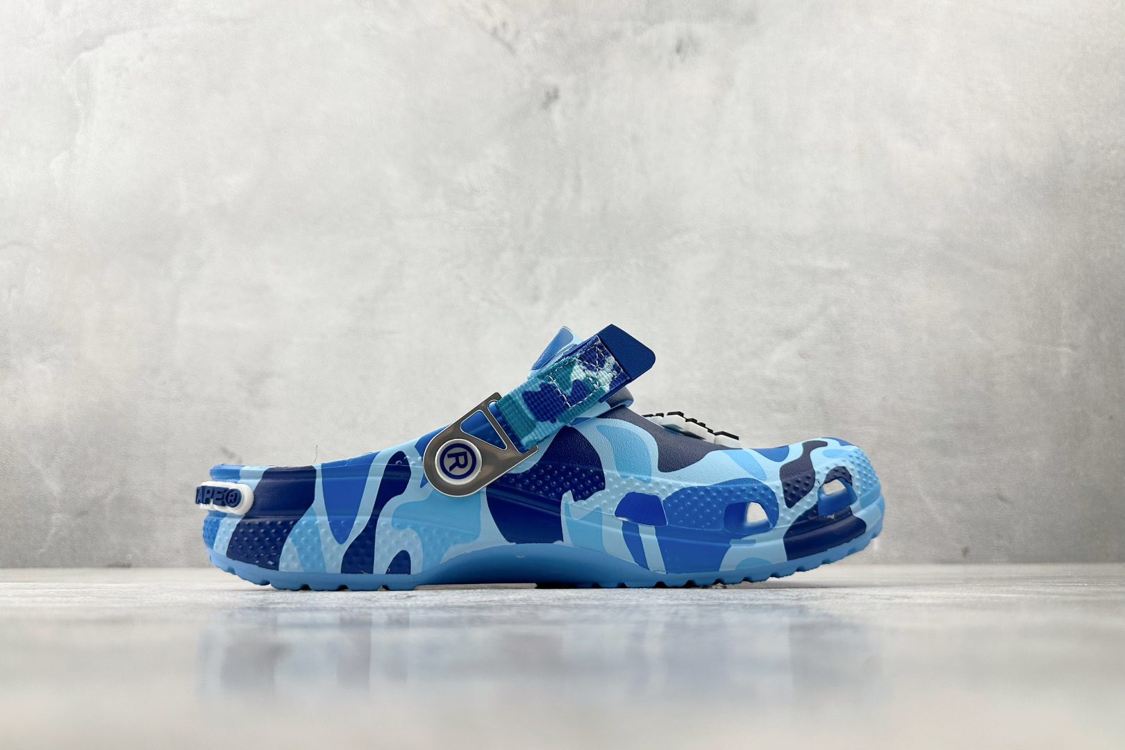 BATHING APE × Crocs Classic chodaki  niebieskie 209627-4TB