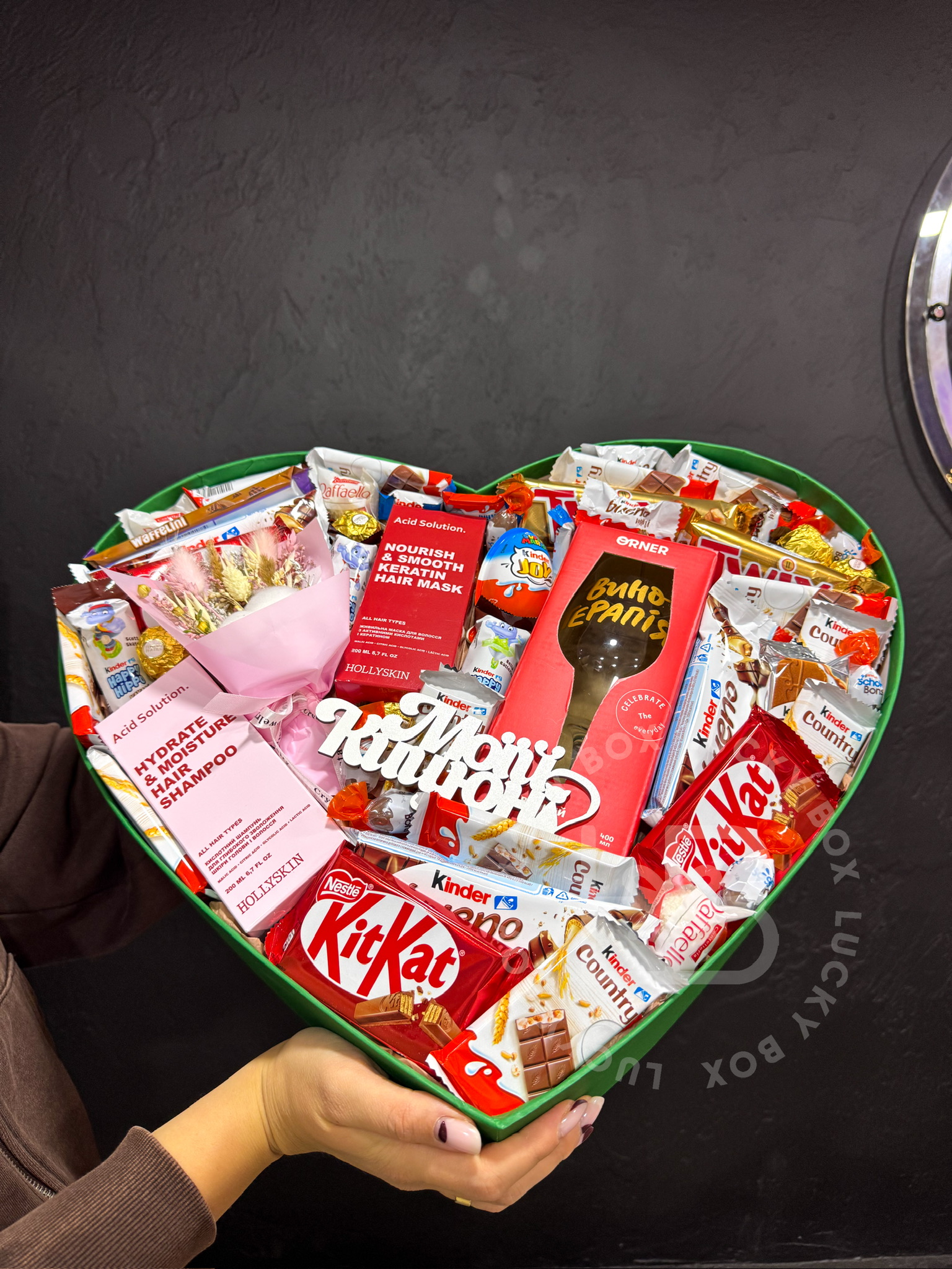 Серце з косметикою та келихом винотерапія