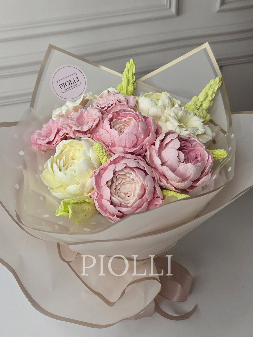 Букет із зефірних півоній та еустом