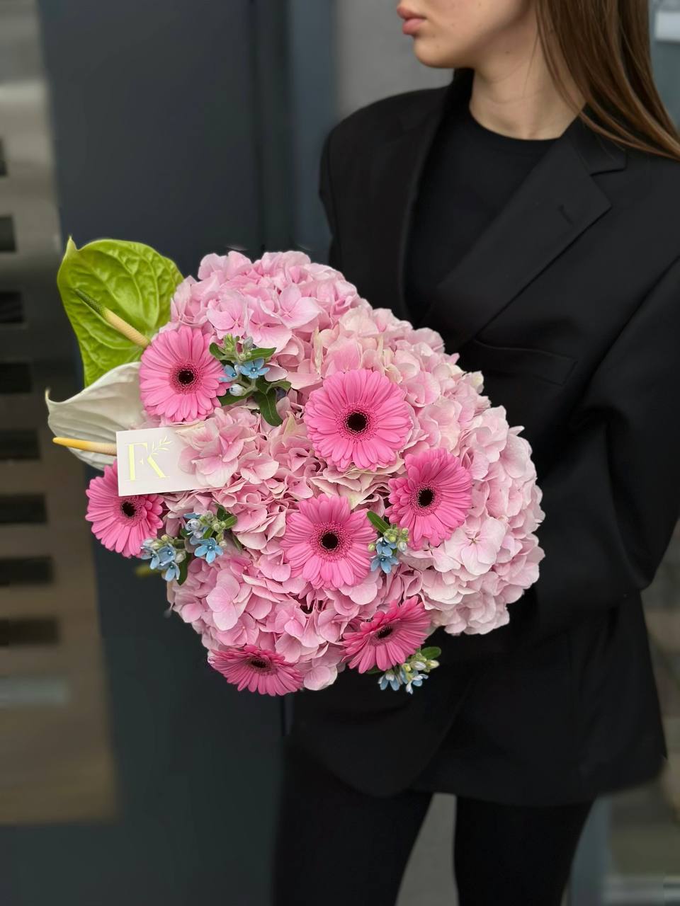 Яскравий мікс доповнений Антуріумом