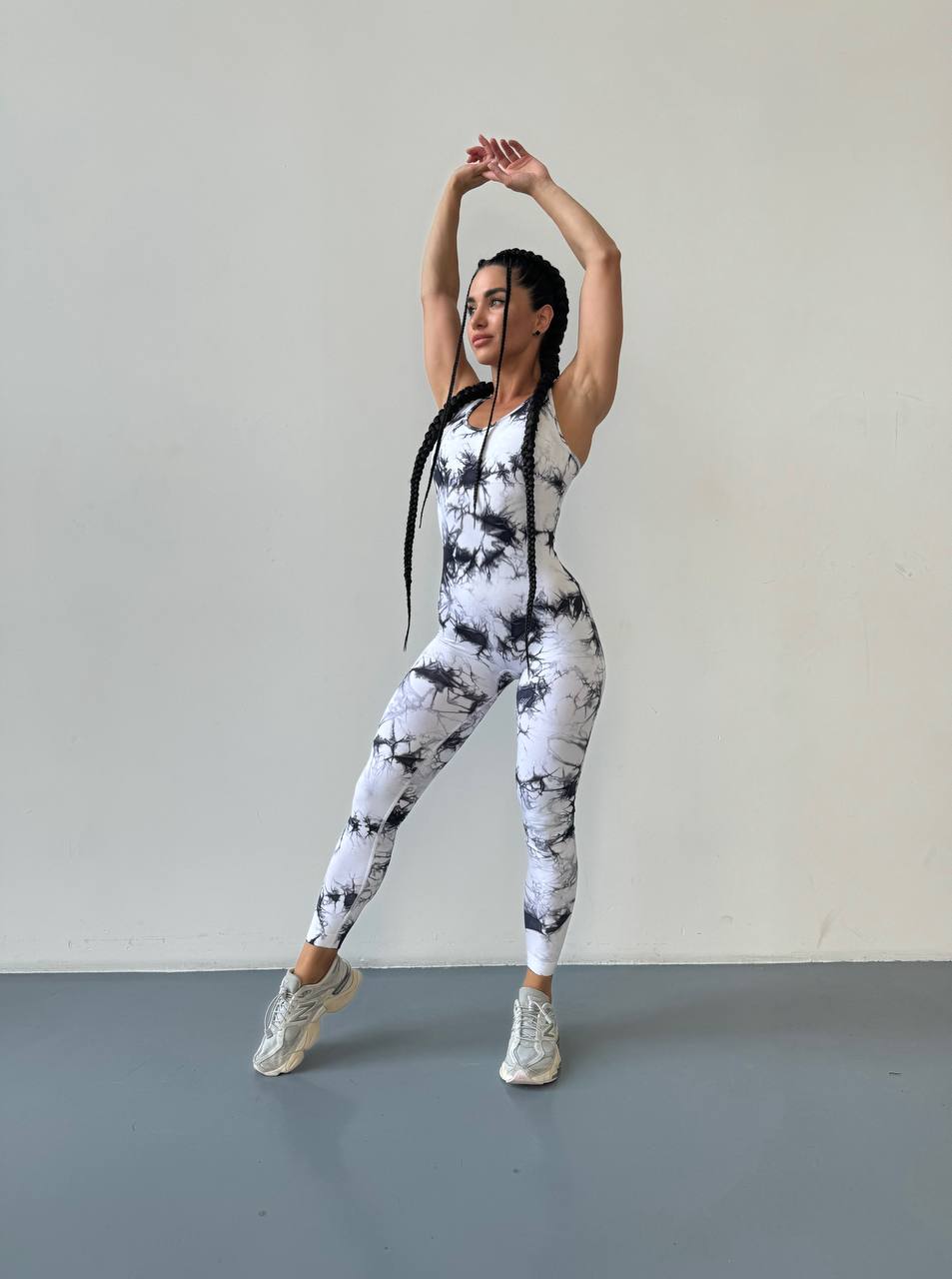 Комбінезон мармуровий з лосинами із пуш ап ефектом в чорно -білому кольорі