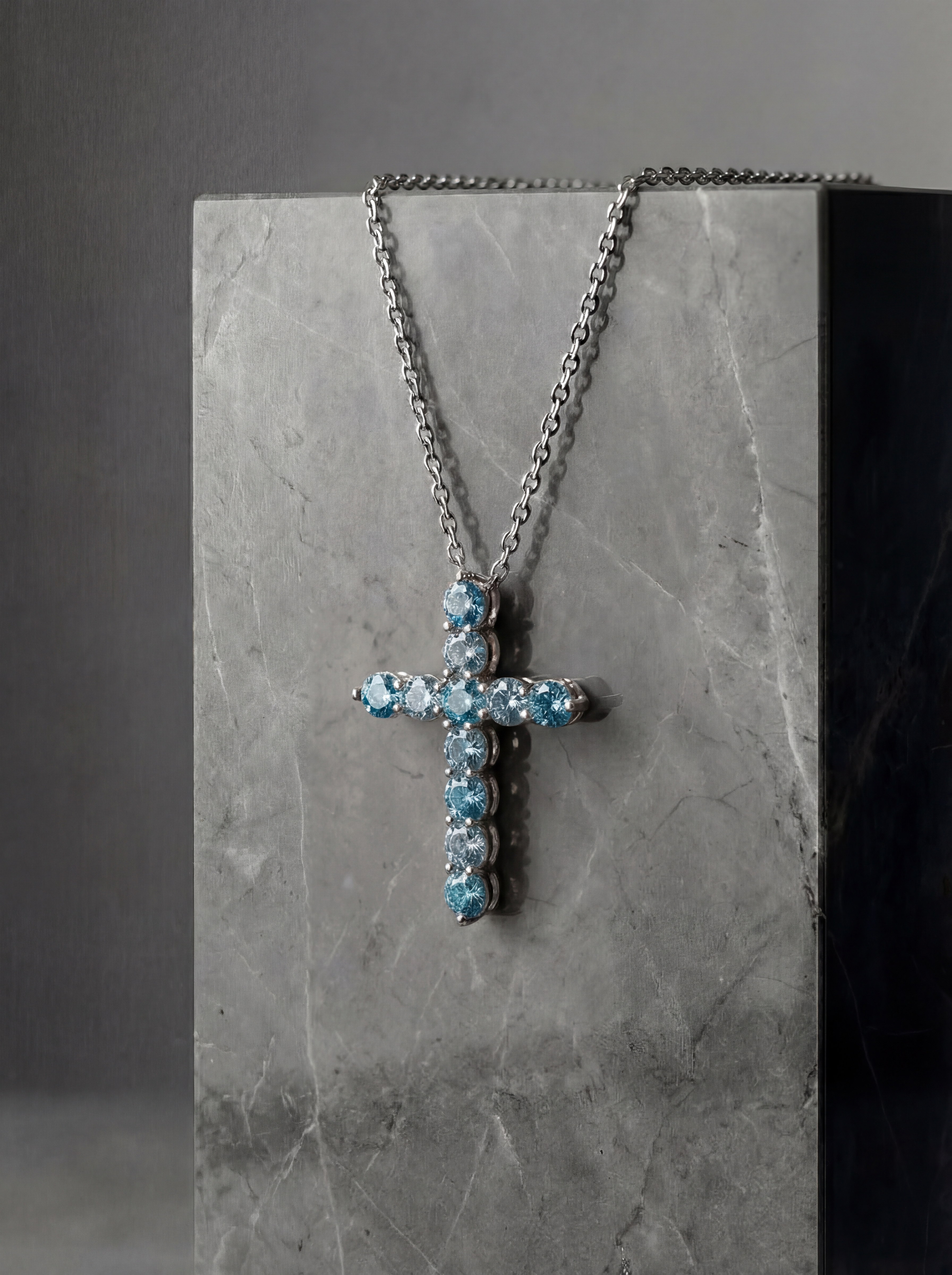 Хрестик 2,3 см на ланцюжку з голубими фіанітами