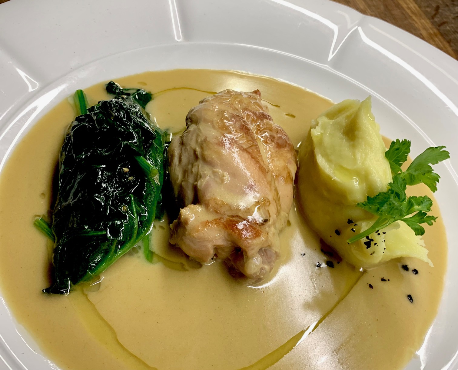 Томлений Кролик у Вершковому соусі з гірчицею Діжон, Шпинатом та Картопляним пюре Муслін (390)