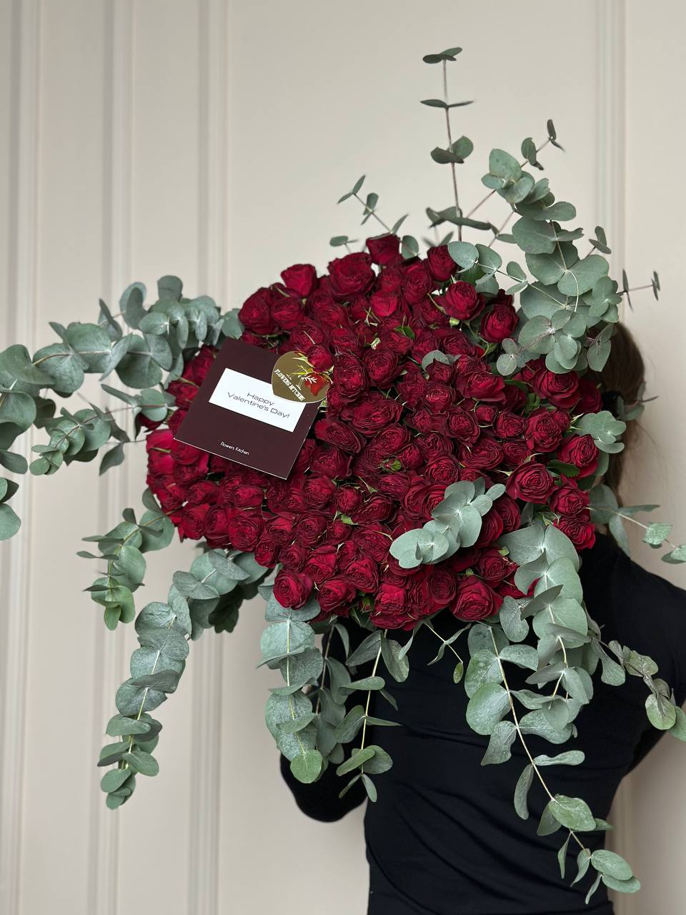 Кущові троянди бордового відтінку доповнені евкаліптом