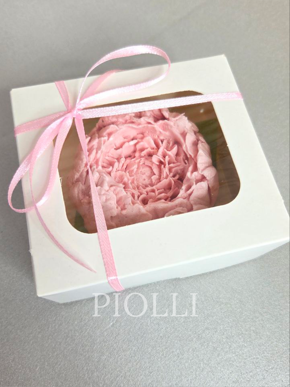 Коробка з півонією