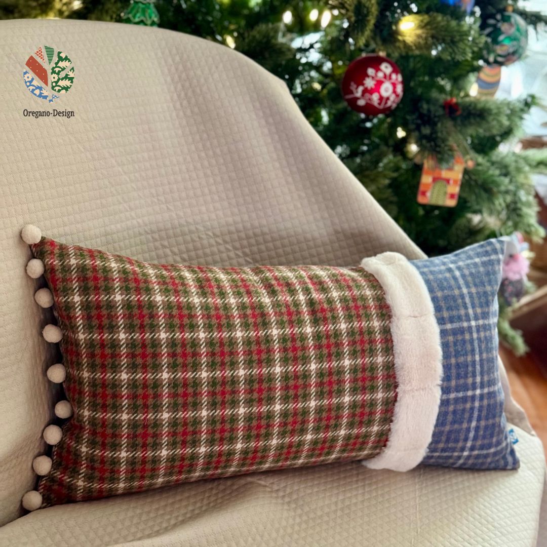 Decorative pillow with pompons